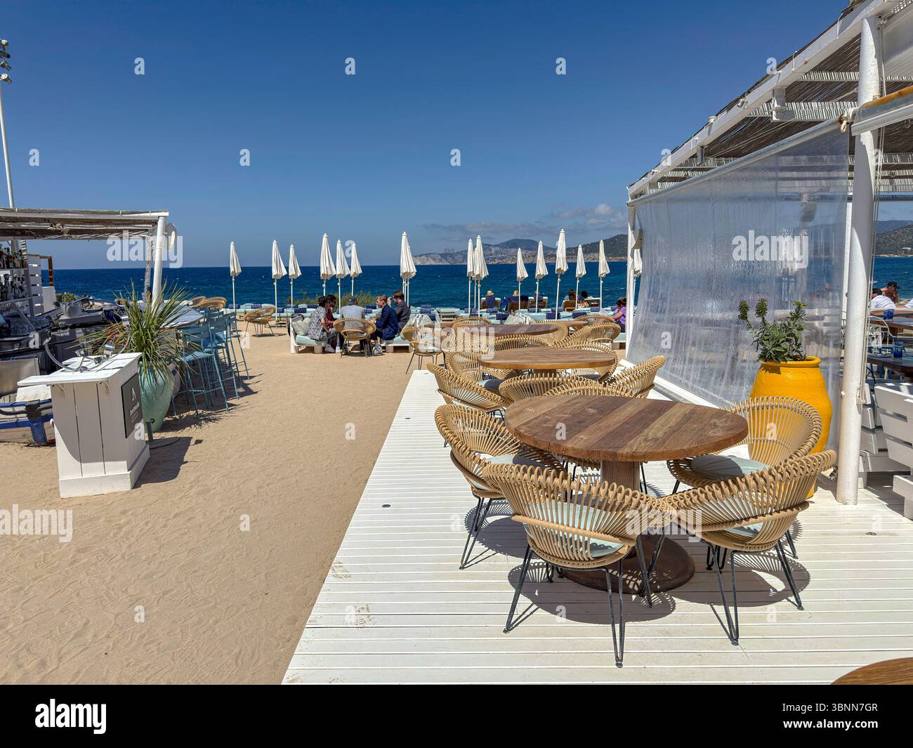 The Experimental Beach Café au Camino Cap des Falcó, Ibiza – Elégant dîner en bord de mer avec vue sur le coucher du soleil - Image de stock capturée avec un smartphone