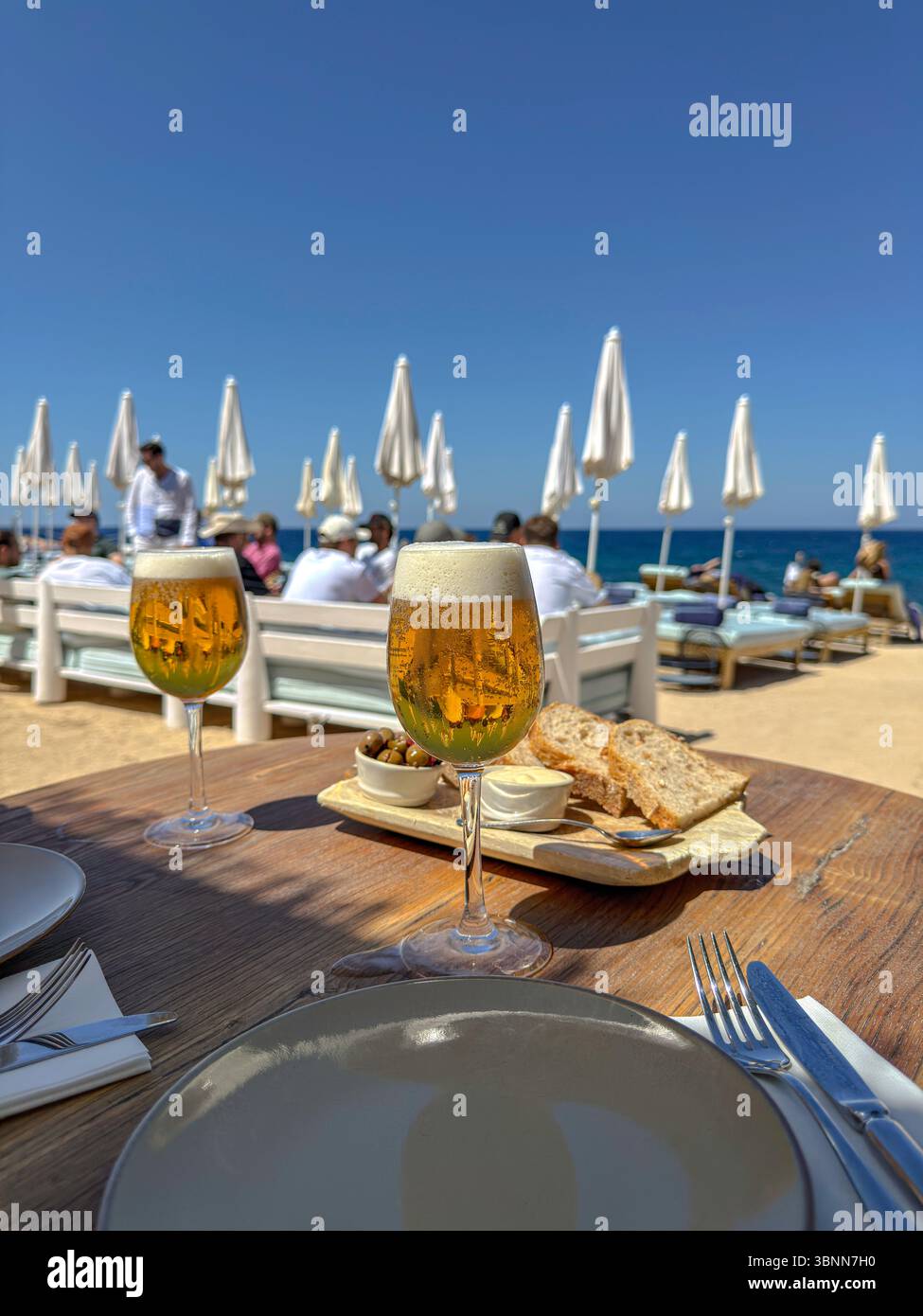 The Experimental Beach Café au Camino Cap des Falcó, Ibiza – Elégant dîner en bord de mer avec vue sur le coucher du soleil - Image de stock capturée avec un smartphone
