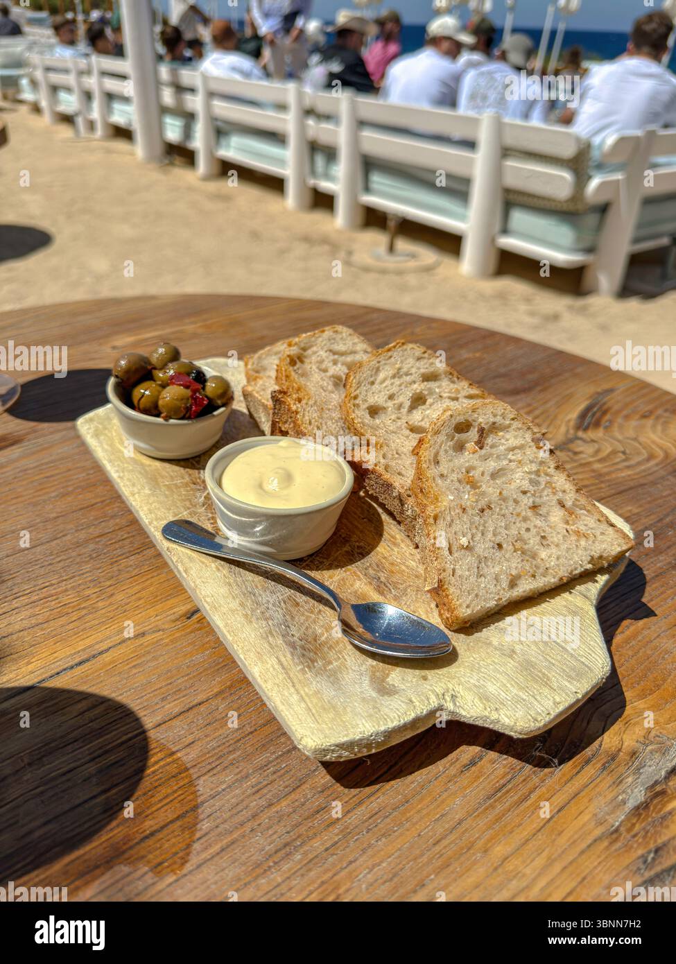 The Experimental Beach Café au Camino Cap des Falcó, Ibiza – Elégant dîner en bord de mer avec vue sur le coucher du soleil - Image de stock capturée avec un smartphone