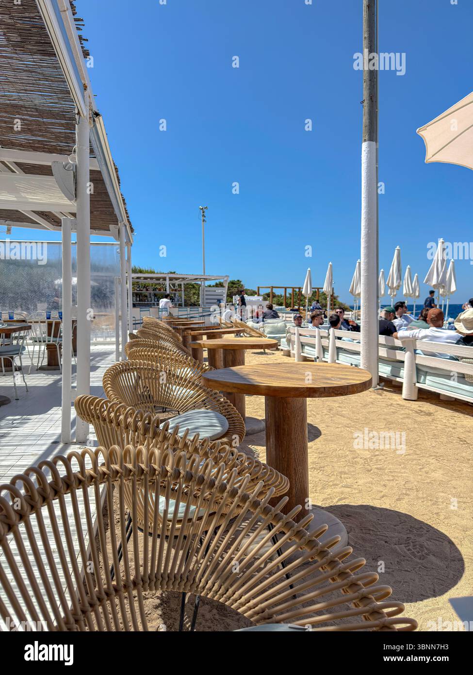 The Experimental Beach Café au Camino Cap des Falcó, Ibiza – Elégant dîner en bord de mer avec vue sur le coucher du soleil - Image de stock capturée avec un smartphone