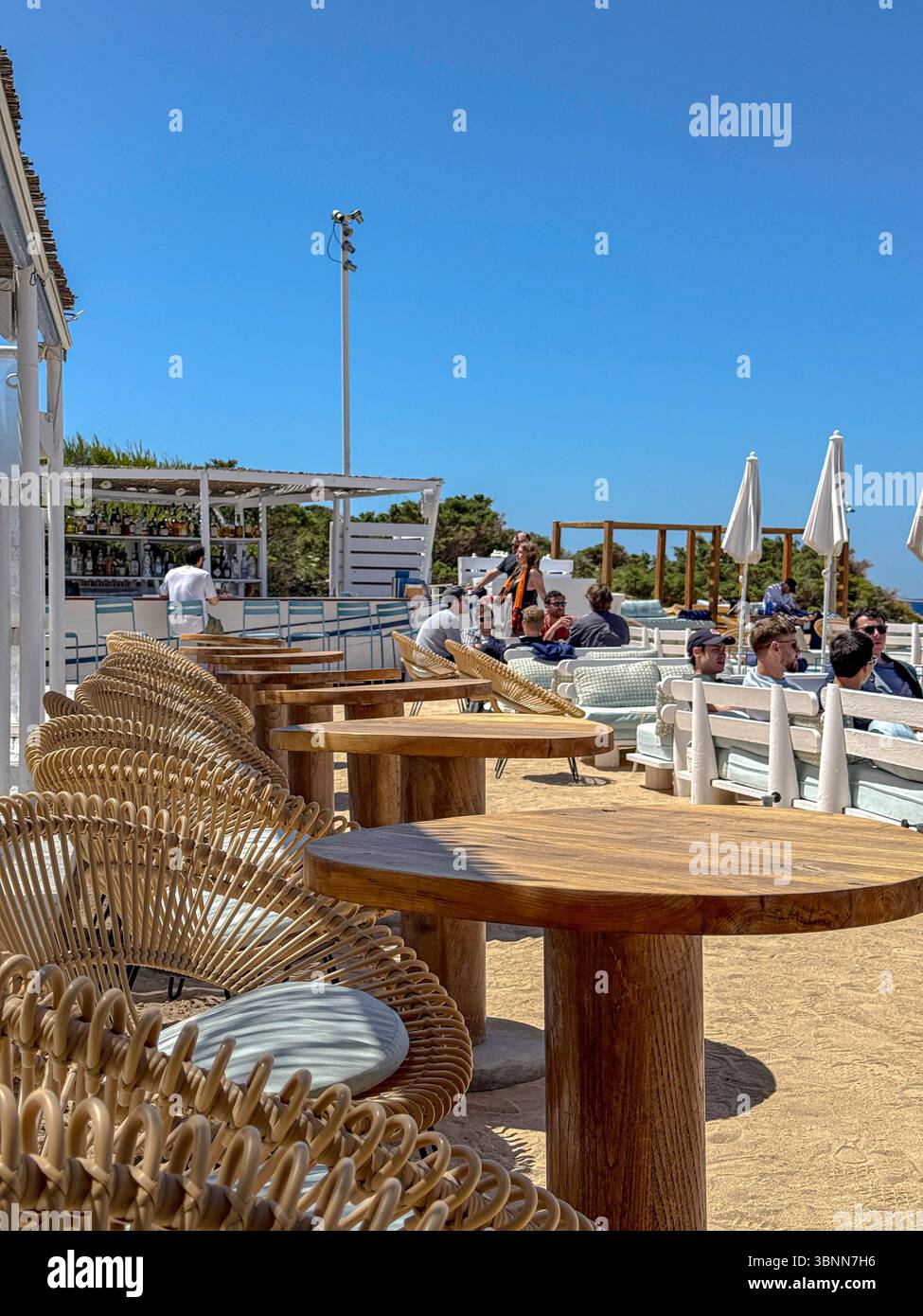 The Experimental Beach Café au Camino Cap des Falcó, Ibiza – Elégant dîner en bord de mer avec vue sur le coucher du soleil - Image de stock capturée avec un smartphone