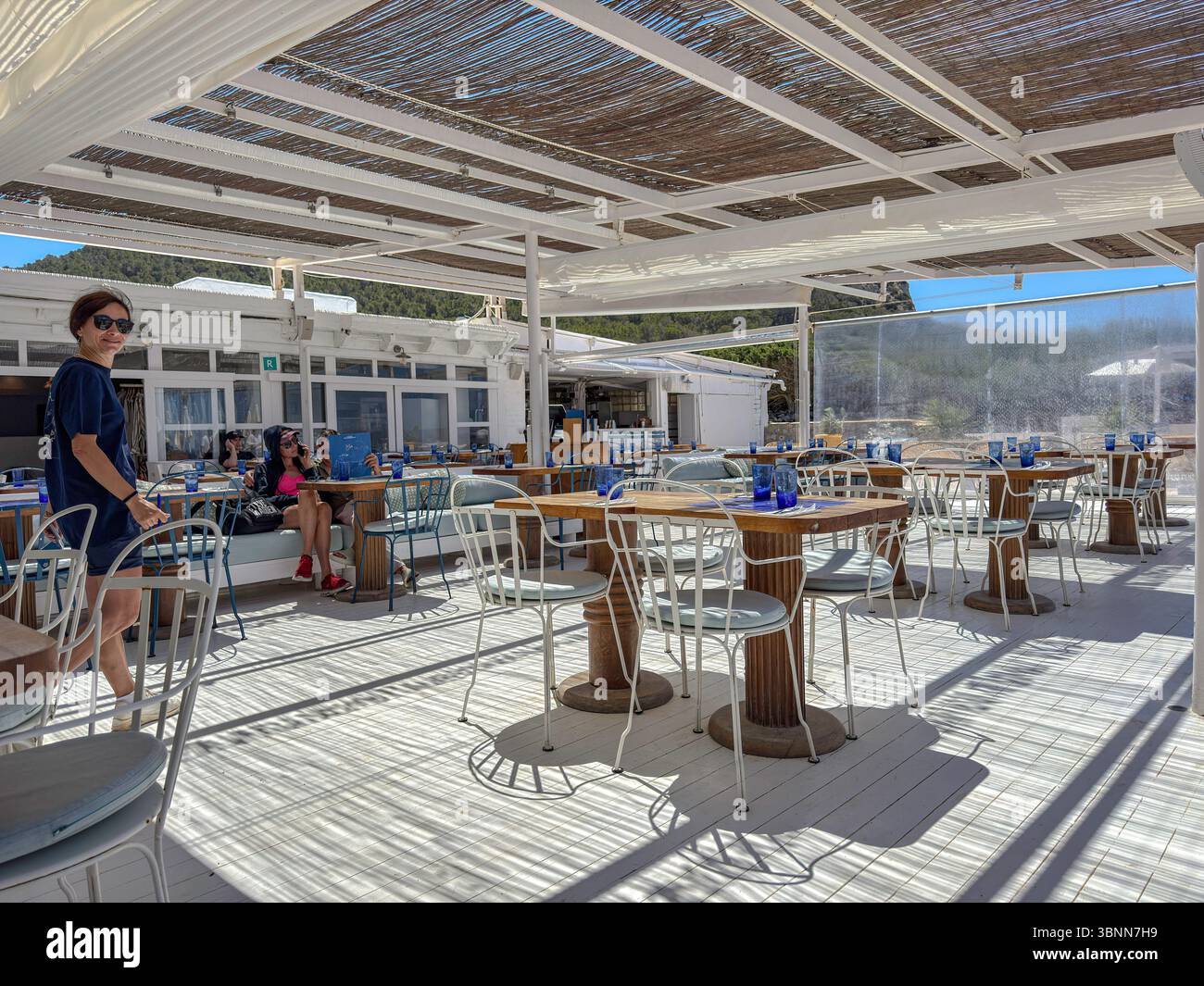 The Experimental Beach Café au Camino Cap des Falcó, Ibiza – Elégant dîner en bord de mer avec vue sur le coucher du soleil - Image de stock capturée avec un smartphone