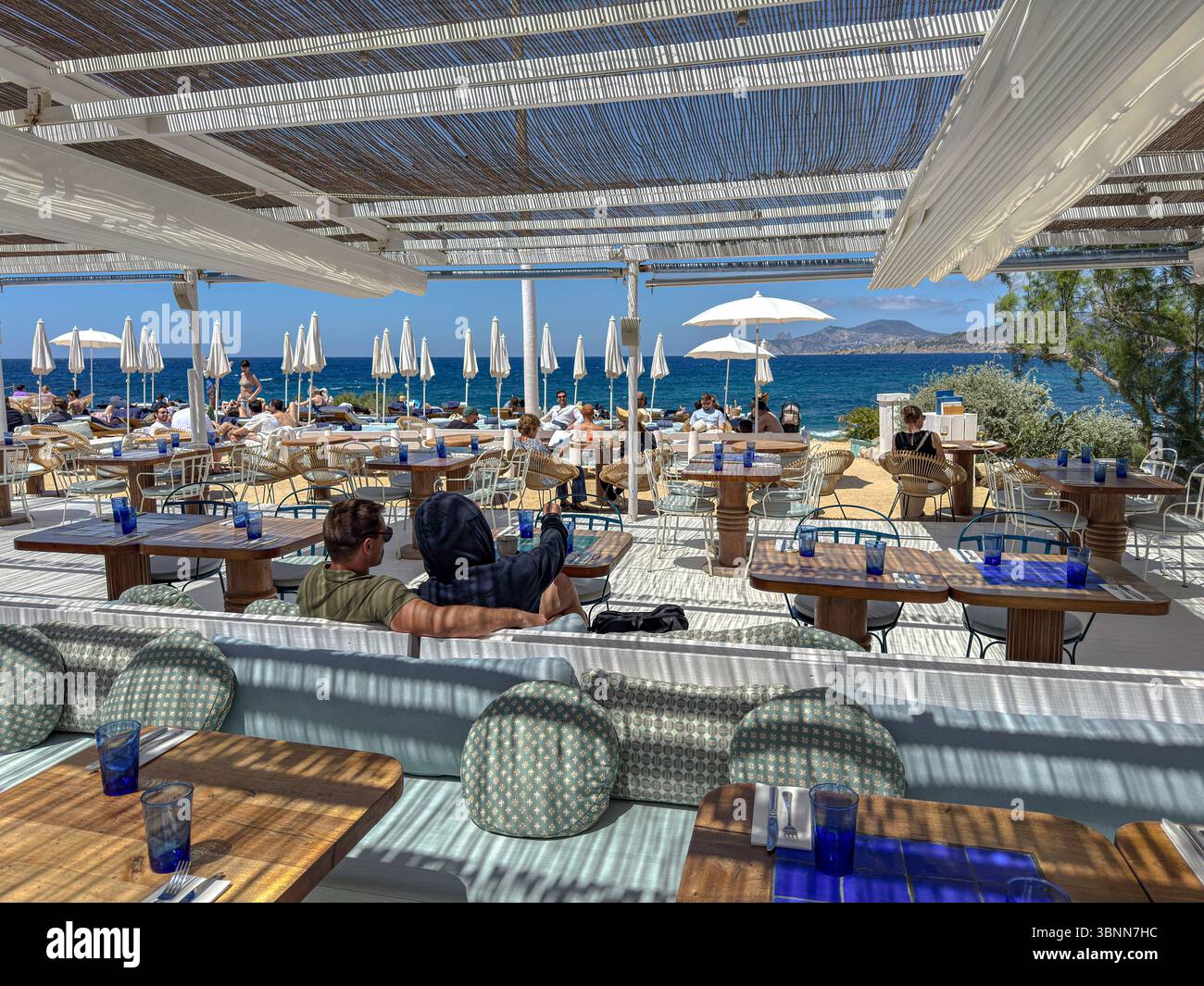 The Experimental Beach Café au Camino Cap des Falcó, Ibiza – Elégant dîner en bord de mer avec vue sur le coucher du soleil - Image de stock capturée avec un smartphone