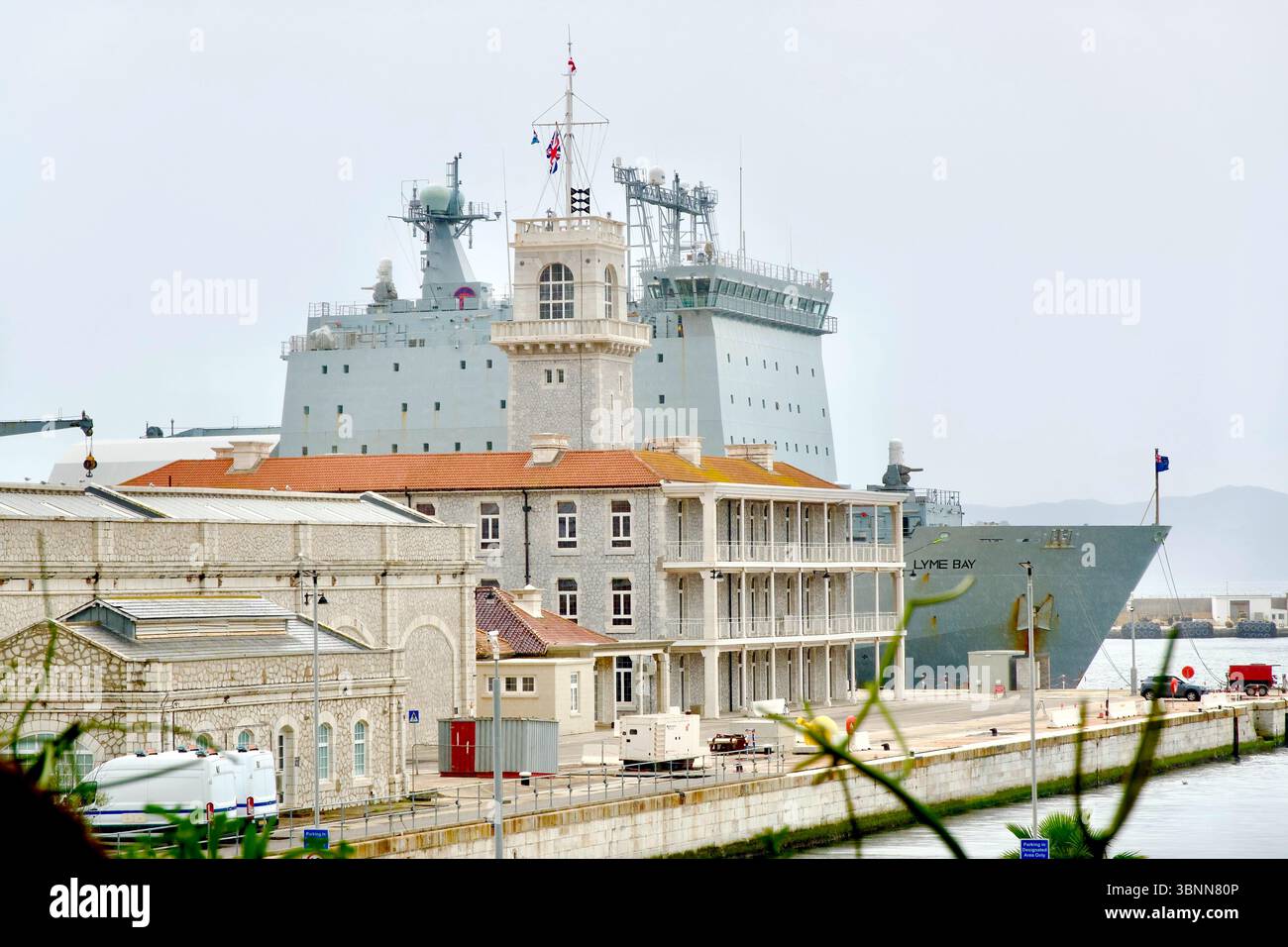 Navire de débarquement auxiliaire de classe Bay Royal Fleet Auxiliary Lyme Bay amarré dans la base de la Royal Navy Gibraltar territoire britannique d'outre-mer Europe Banque D'Images