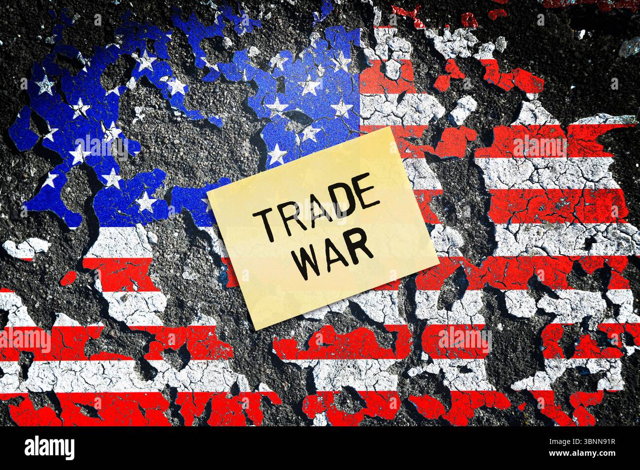 Drapeau AMÉRICAIN sur terrain brisé avec note et inscription Trade War, photomontage Banque D'Images