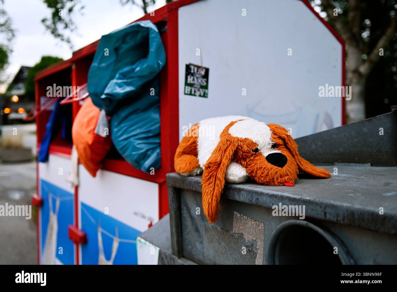 Conteneurs à vêtements d'occasion en Scharbeutz, Schleswig-Holstein, Allemagne Banque D'Images