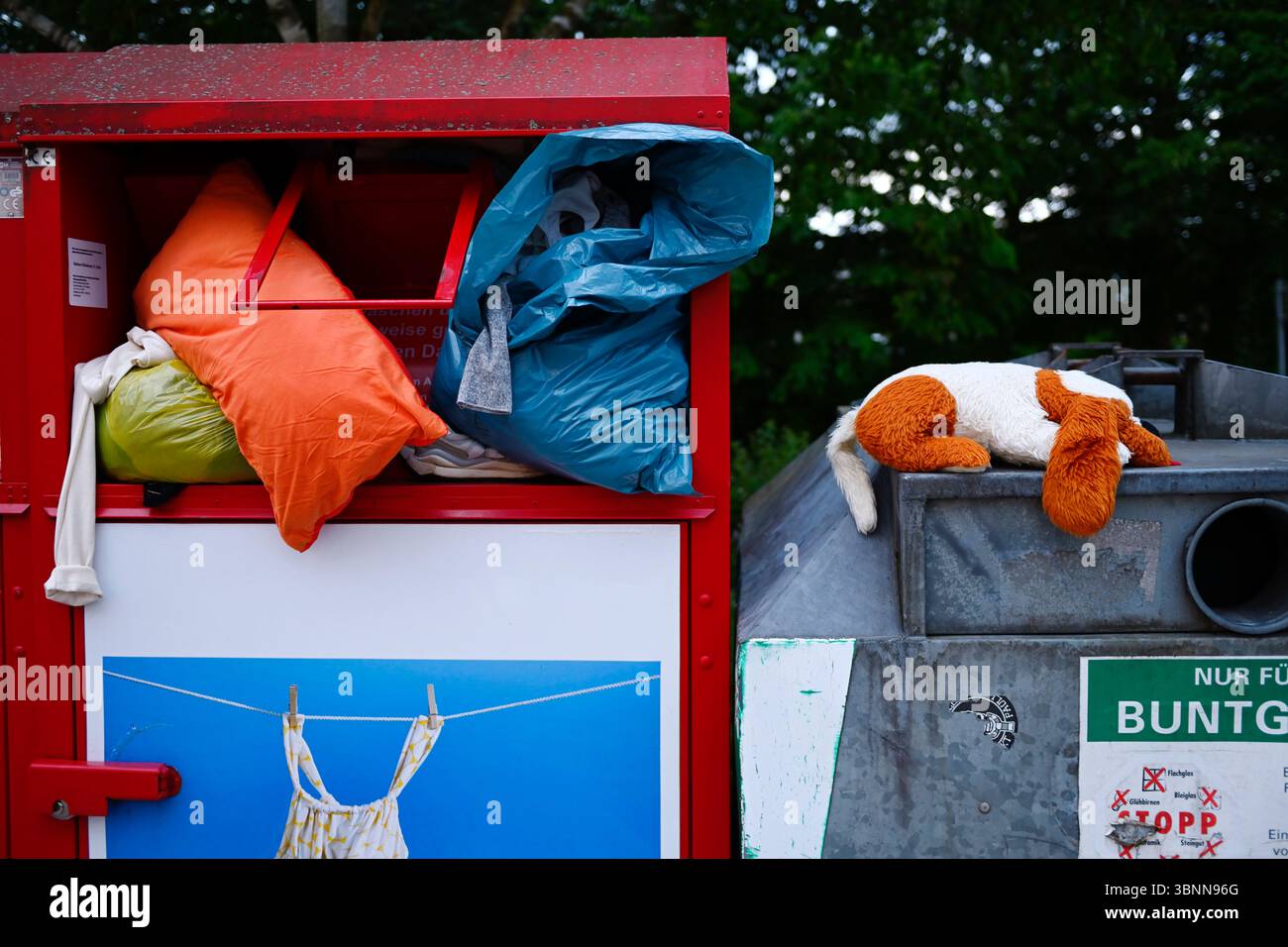 Conteneurs à vêtements d'occasion en Scharbeutz, Schleswig-Holstein, Allemagne Banque D'Images