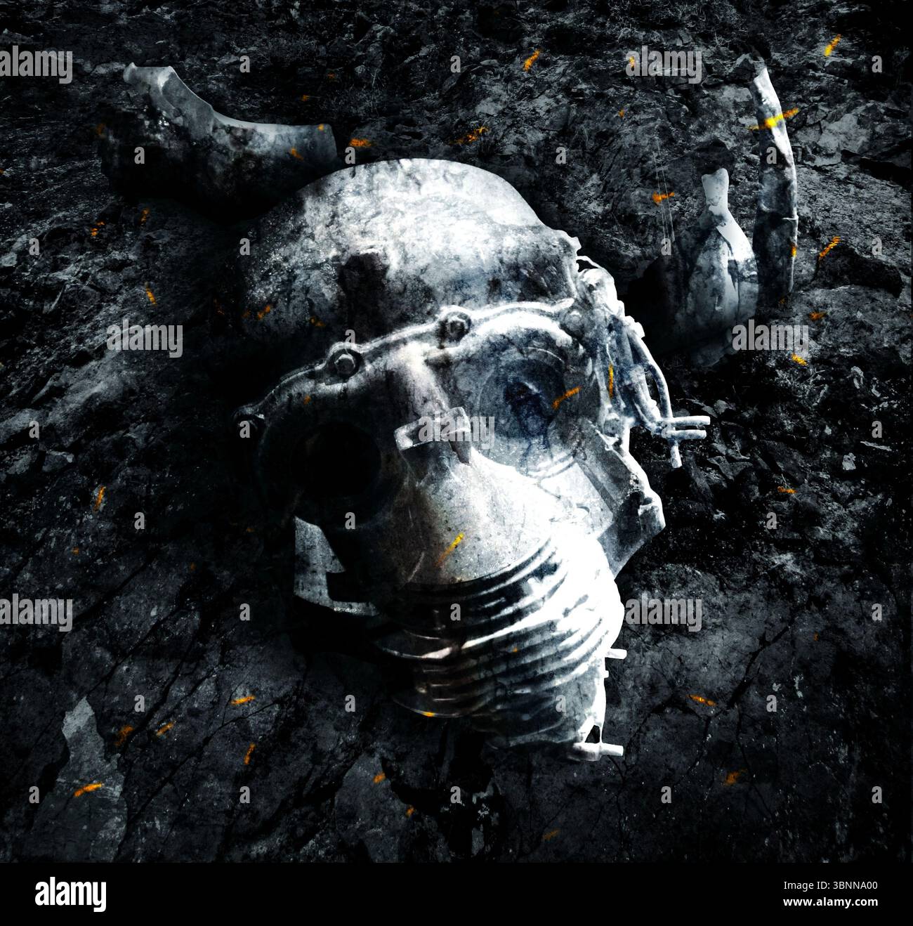 Une tête de robot repose dans les décombres brûlés, les étincelles, les restes Banque D'Images