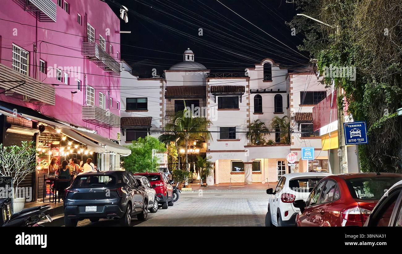 PLAYA DEL CARMEN, QUINTANA ROO, MEXIQUE : dîner en plein air dans le quartier touristique de Playa Del Carmen, Quintana Roo, Mexique le 16 avril 2025. Banque D'Images