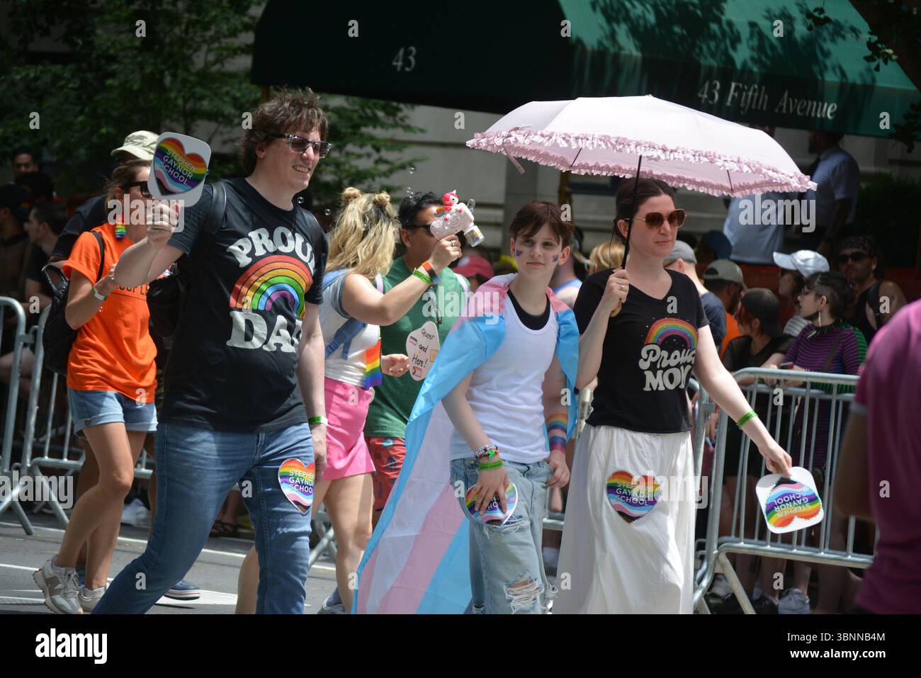 La famille marche dans la parade annuelle de la fierté de New York. Banque D'Images