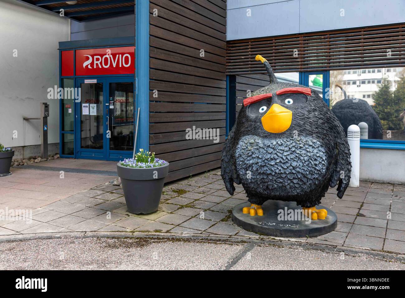 Angry Birds figure bombe près de l'entrée du siège de Rovio Entertainment à Keilaranta 7 dans le district de Keilaniemi à Espoo, Finlande Banque D'Images