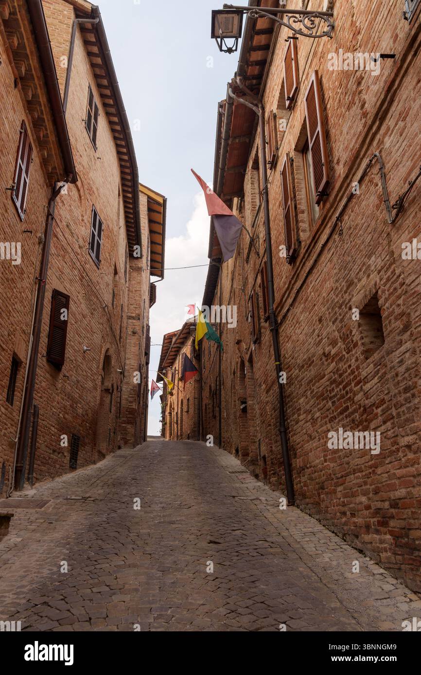 Village médiéval perché de Sarnano, Macerata, Italie Banque D'Images