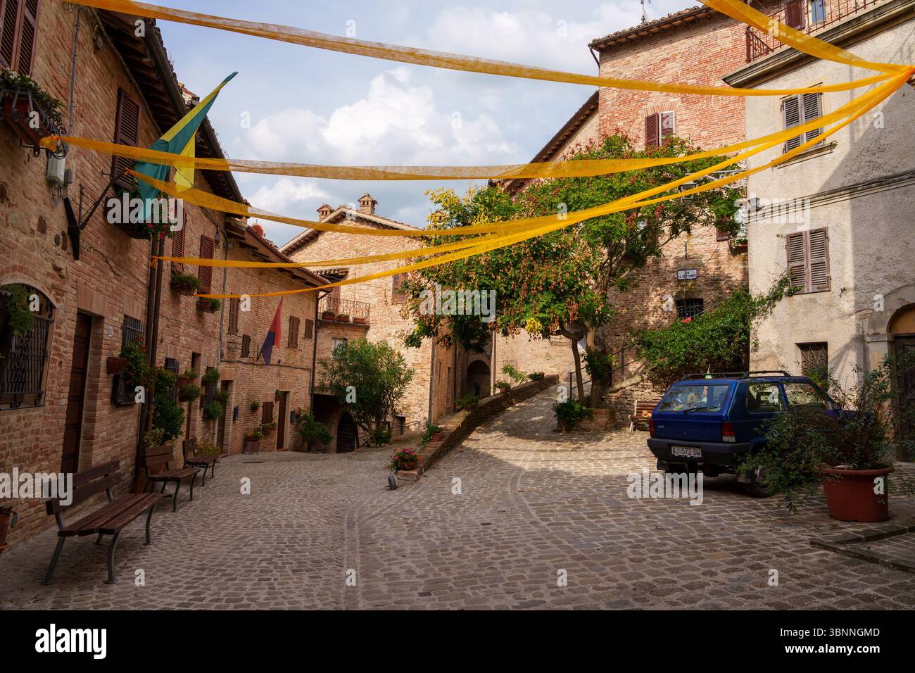 Village médiéval perché de Sarnano, Macerata, Italie Banque D'Images