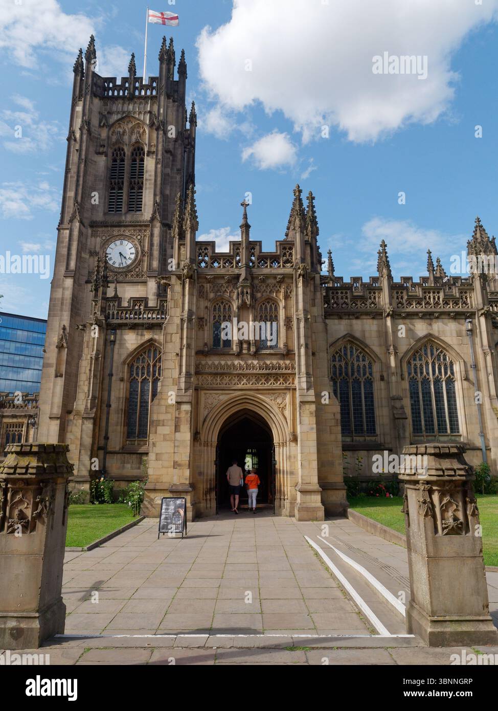 Extérieur de la cathédrale de Manchester avec entrée en Angleterre, 3 juillet 2025 Banque D'Images
