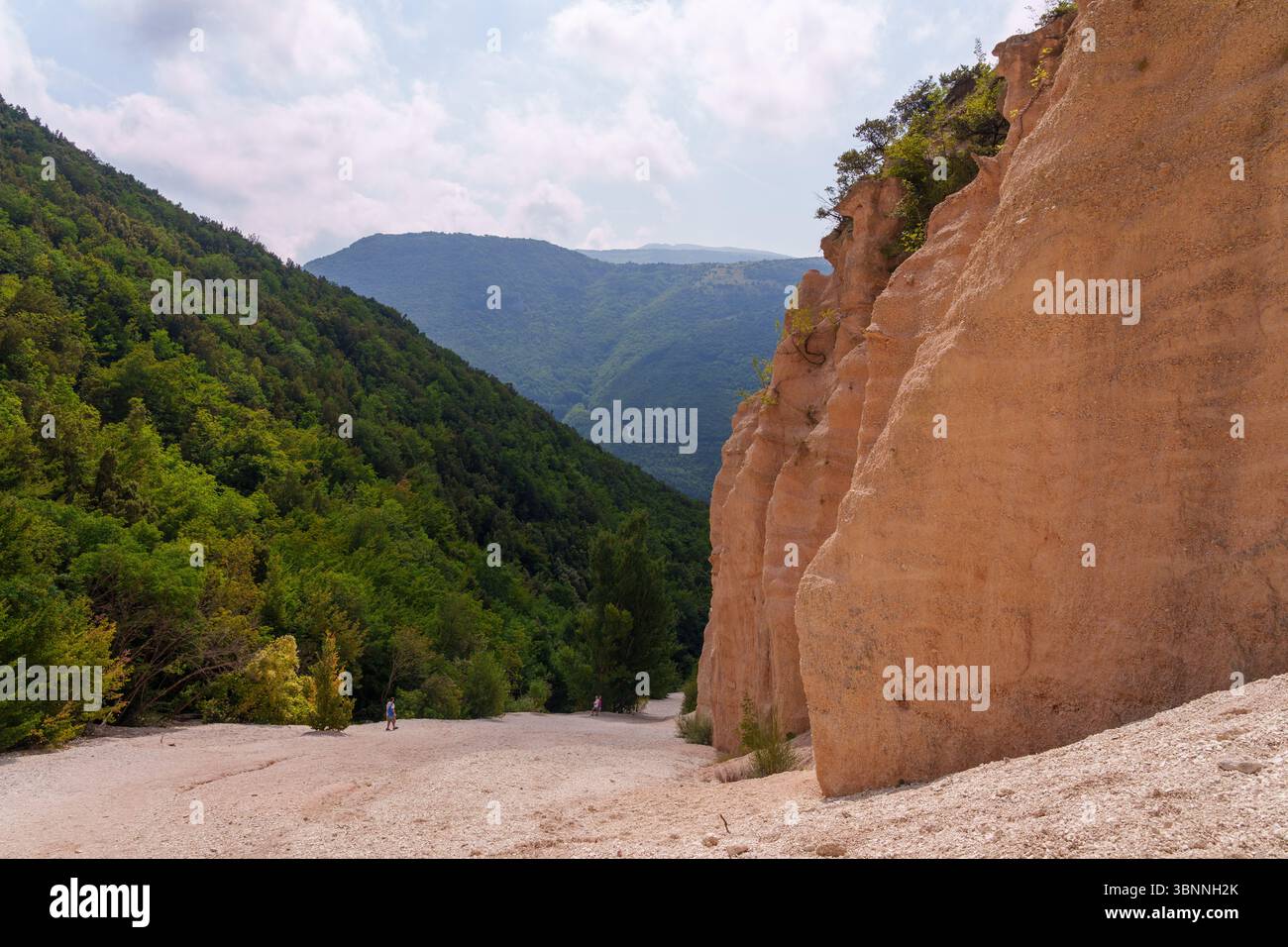 Canyon de roche rouge haut dans le parc national des montagnes Sibillini, Italie Banque D'Images