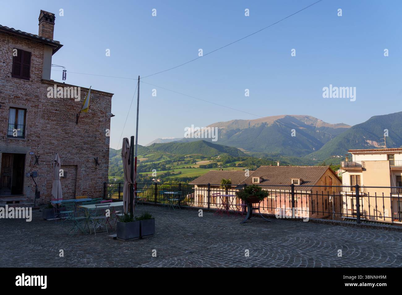Village médiéval perché de Sarnano, Macerata, Italie Banque D'Images