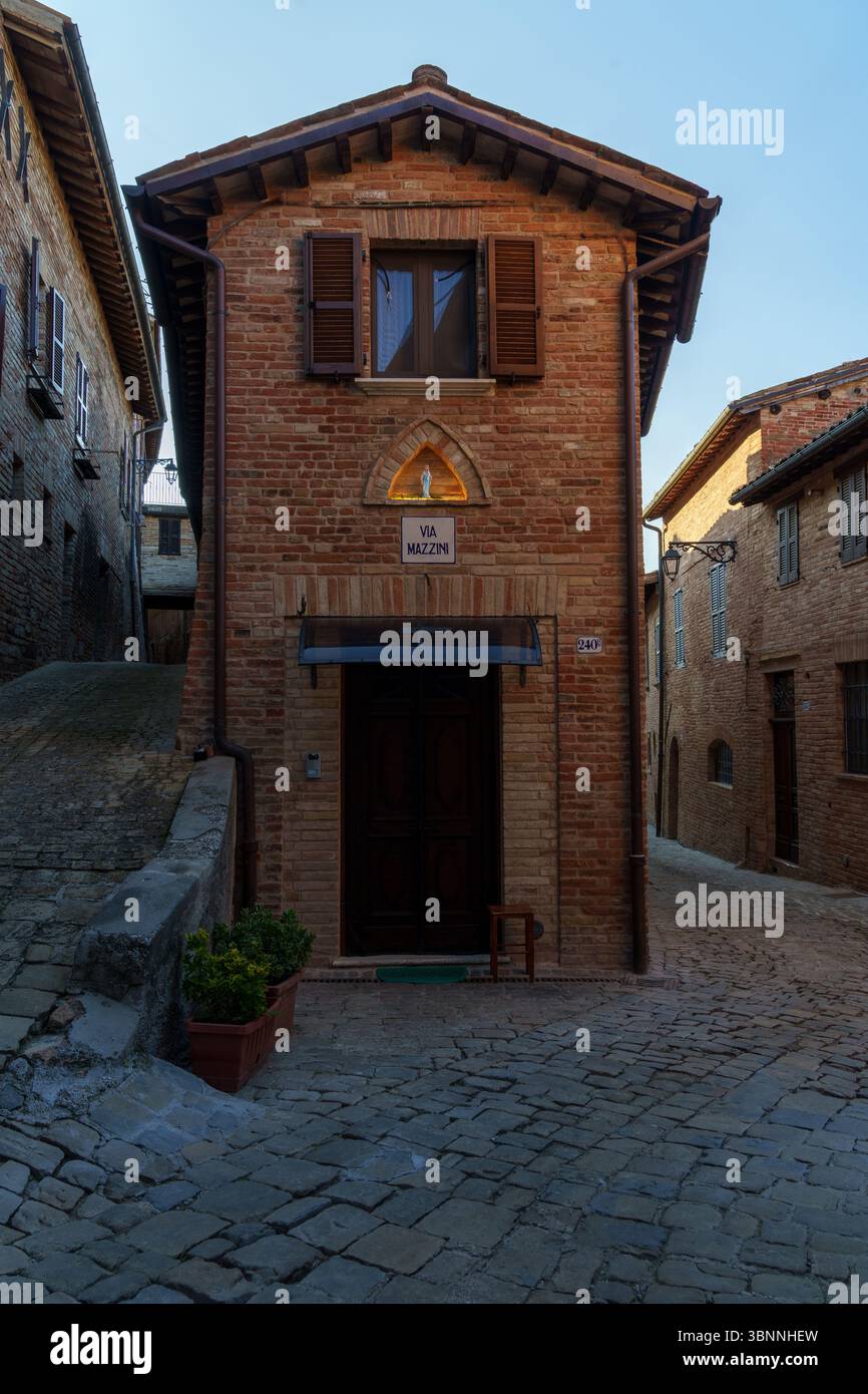 Village médiéval perché de Sarnano, Macerata, Italie Banque D'Images