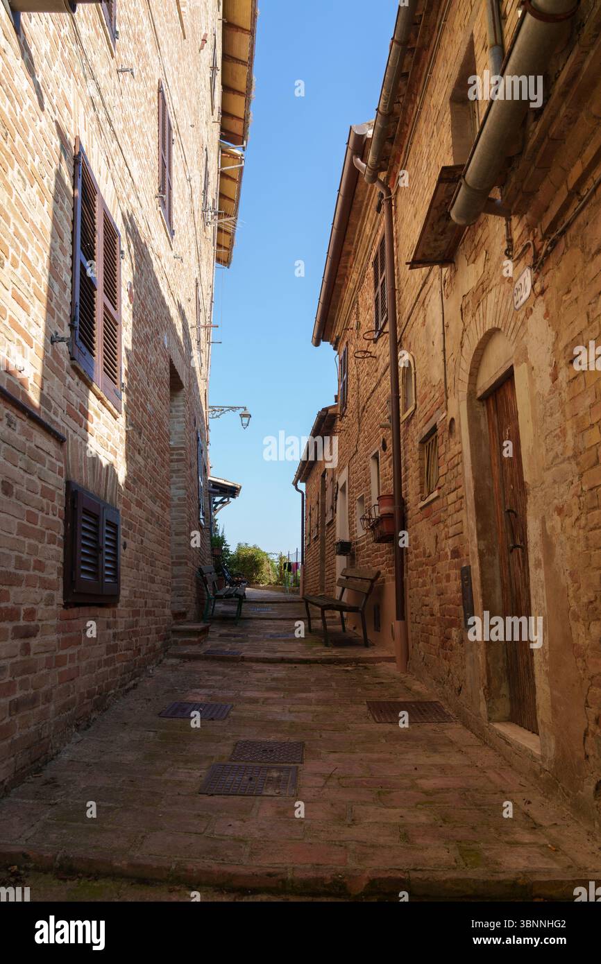 Village médiéval perché de Sarnano, Macerata, Italie Banque D'Images