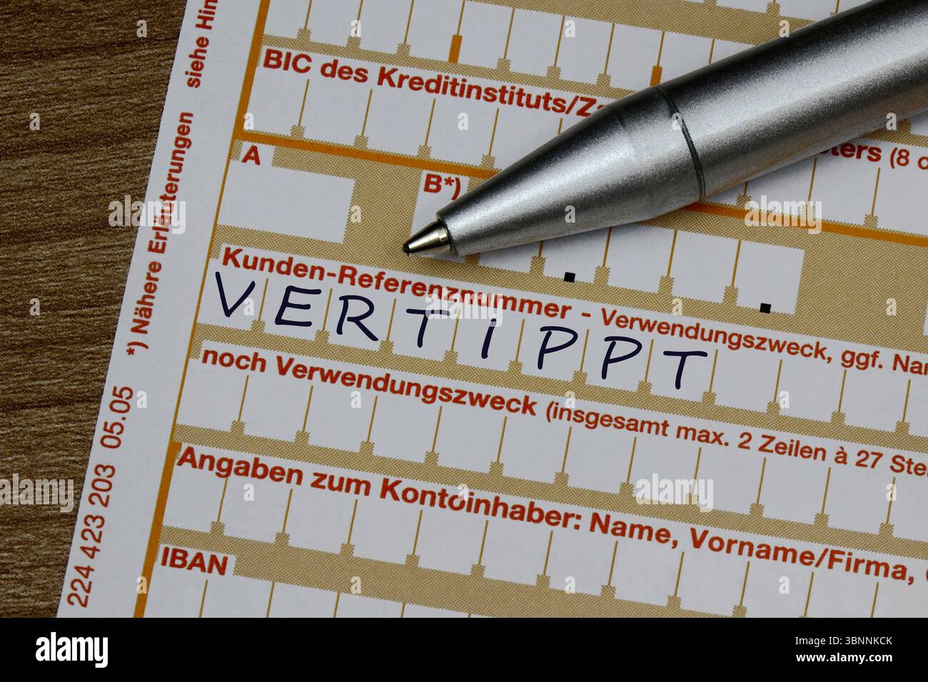 Überweisungsschein mit Schriftzug vertippt Fotomontage : Überweisungsschein mit Schriftzug vertippt, 03.07.2025, Borkwalde, Brandenburg, Auf einem Überweisungsschein mit dem Schriftzug vertippt liegt ein Kugelschreiber. *** Lettre de transfert avec lettrage dactylographié photomontage lettre de transfert avec lettrage dactylographié, 03 07 2025, Borkwalde, Brandenburg, Un stylo à bille repose sur un lettre de transfert avec lettrage dactylographié Banque D'Images