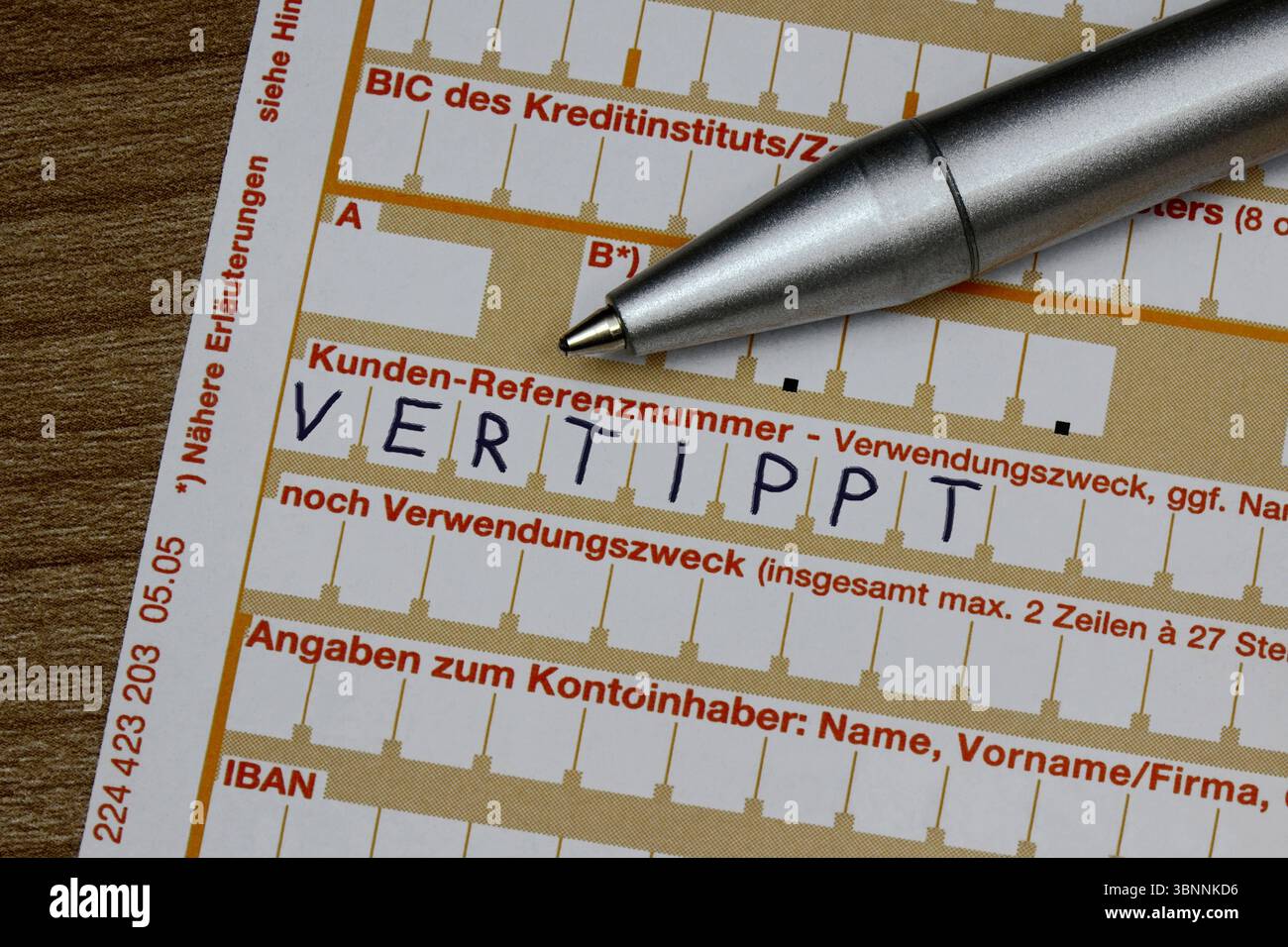 Überweisungsschein mit Schriftzug vertippt Fotomontage : Überweisungsschein mit Schriftzug vertippt, 03.07.2025, Borkwalde, Brandenburg, Auf einem Überweisungsschein mit dem Schriftzug vertippt liegt ein Kugelschreiber. *** Lettre de transfert avec lettrage dactylographié photomontage lettre de transfert avec lettrage dactylographié, 03 07 2025, Borkwalde, Brandenburg, Un stylo à bille repose sur un lettre de transfert avec lettrage dactylographié Banque D'Images