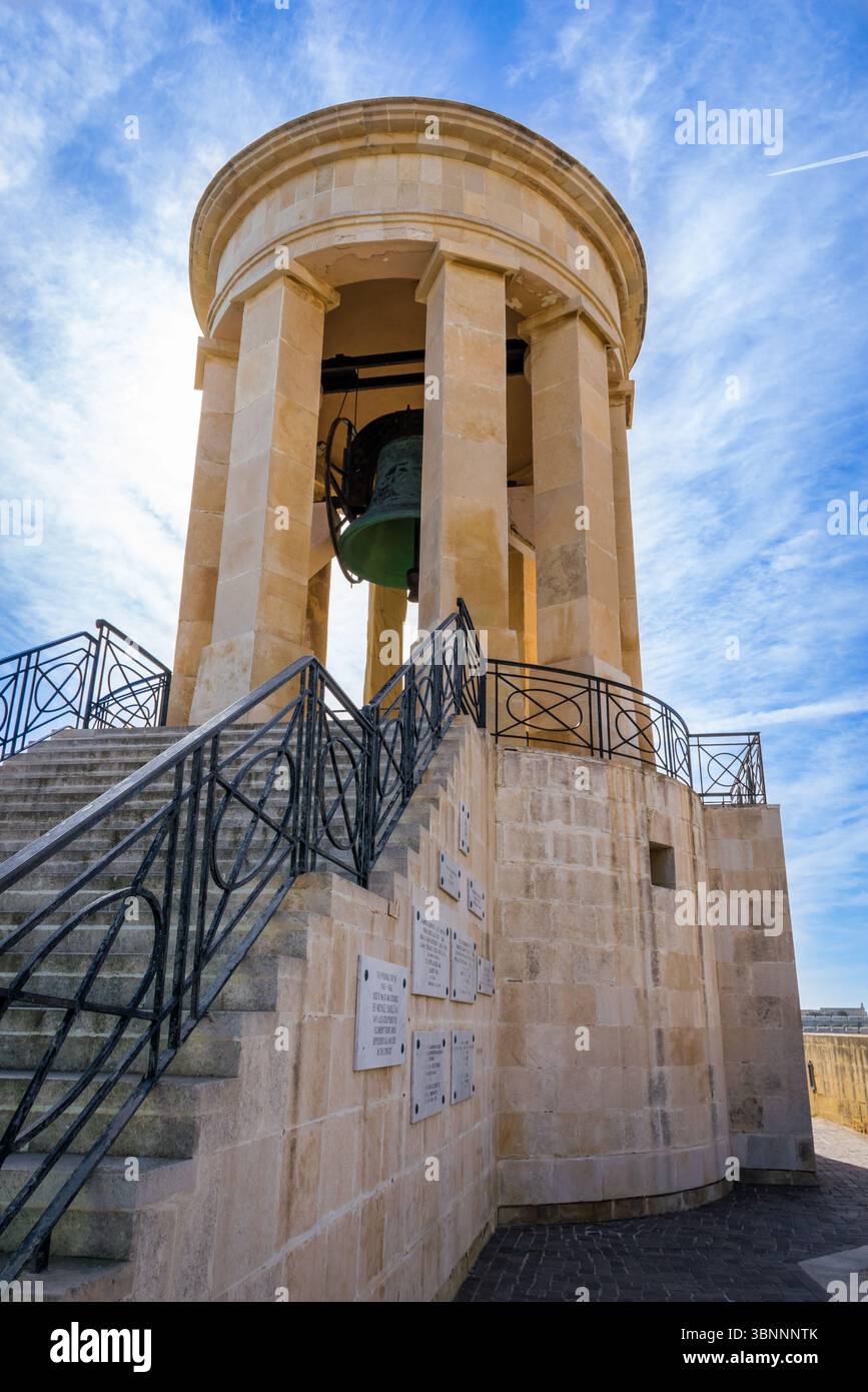La Valette, Malte - 9 février 2024 : vue panoramique ensoleillée du Mémorial de guerre de Siege Bell à la Valette Banque D'Images