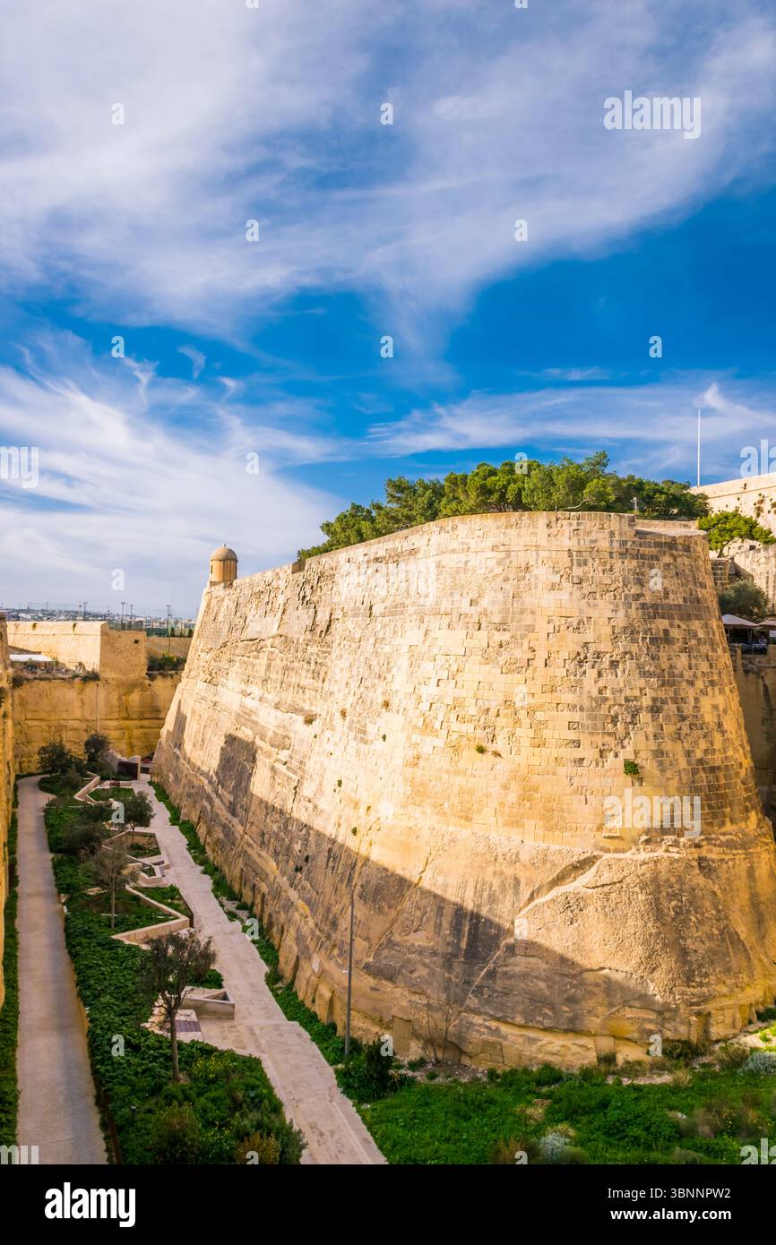 Vue panoramique sur le haut mur défensif à l'entrée de la ville de la Valette et parc public en dessous du fossé défensif Banque D'Images