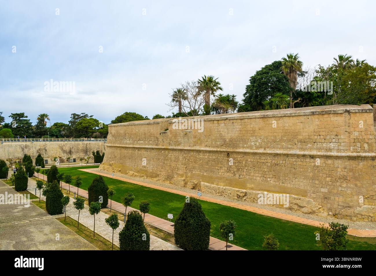 Mdina, Malte - 10 février 2024 : hauts murs défensifs dans la ville tranquille de Mdina, Malte avec des jardins publics entre les murs de fortification Banque D'Images