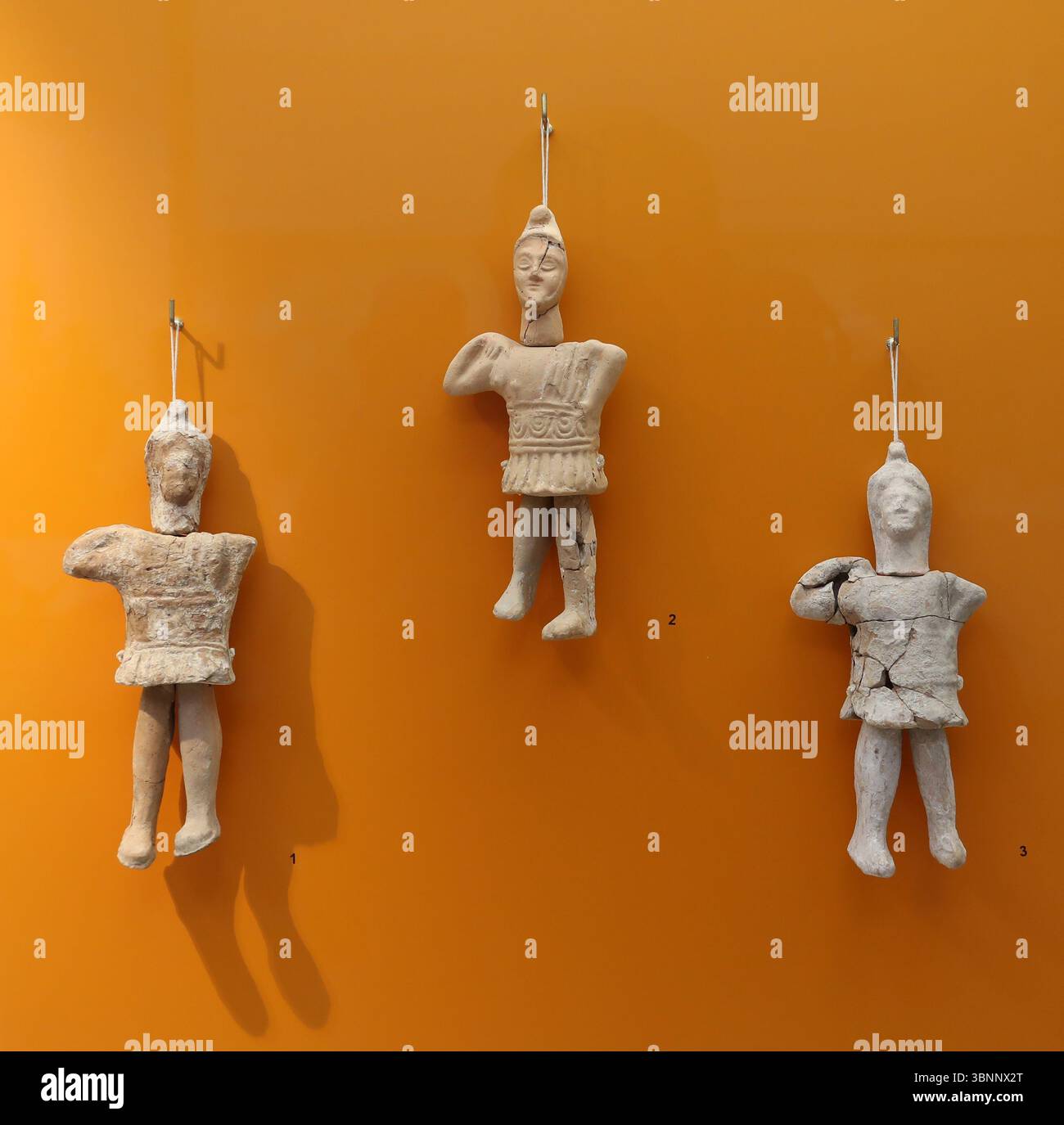 Trois marionnettes mâles en argile. Musée archéologique d'Olympia, Olympie, Grèce, Europe. Ils représentent des soldats romains et étaient des jouets d'enfants. 1er-3ème c. AD Banque D'Images