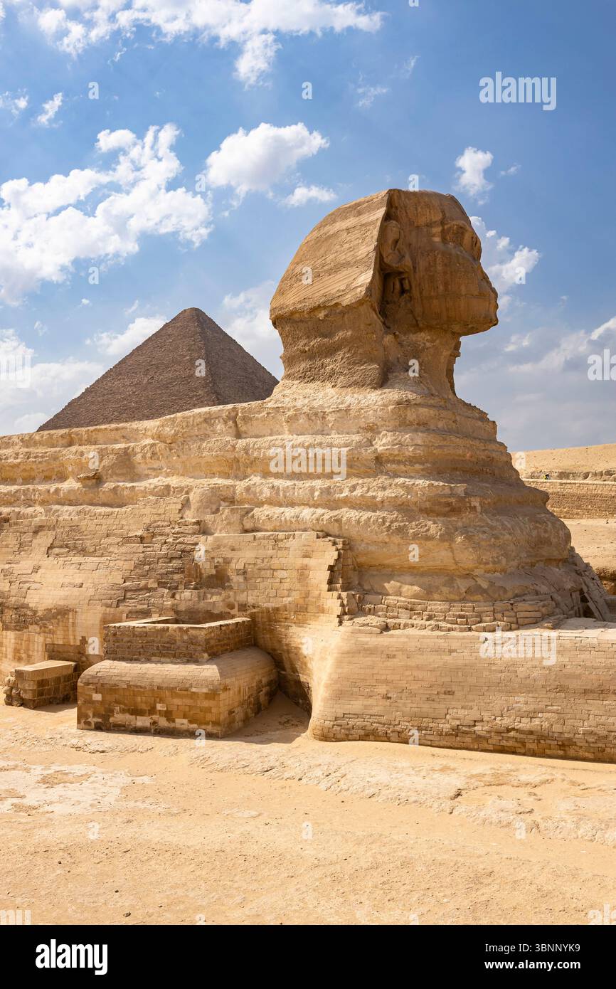 Grand Sphinx de Gizeh, fond Grande Pyramide de Khufu, Gizeh, le Caire, Egypte, Afrique du Nord, Afrique Banque D'Images