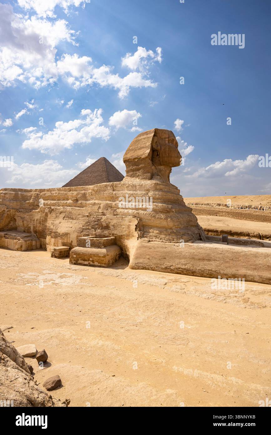 Grand Sphinx de Gizeh, fond Grande Pyramide de Khufu, Gizeh, le Caire, Egypte, Afrique du Nord, Afrique Banque D'Images
