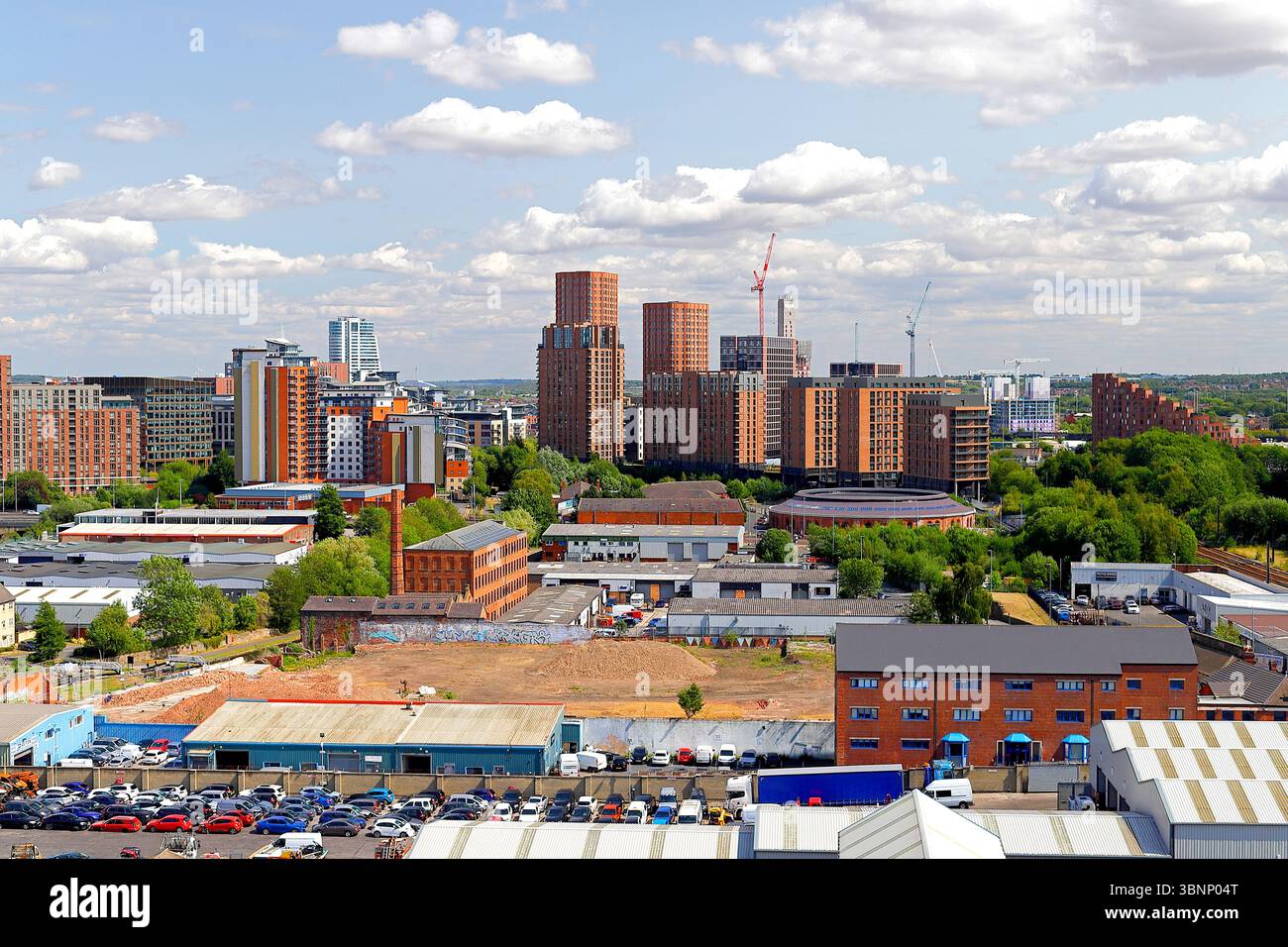 En regardant vers le nouveau groupe d'immeubles d'appartements sur Whitehall Road à Leeds qui comprend, The Junction, Springwell Gardens & Uncle Banque D'Images