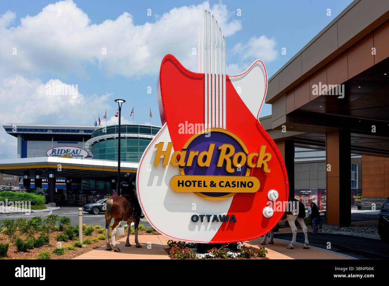Ottawa, Canada - le 3 juillet 2025 : ouverture du Hard Rock Hotel and Casino qui comprend un casino, un hôtel de 150 chambres, 10 restaurants et une salle de spectacle pouvant accueillir 1800 personnes. Les travaux de rénovation de l'ancien circuit Rideau Carlton, adjacent au nouvel hôtel et casino, devraient être terminés d'ici la fin de 2025, avec des aires de jeux et des restaurants supplémentaires. Banque D'Images