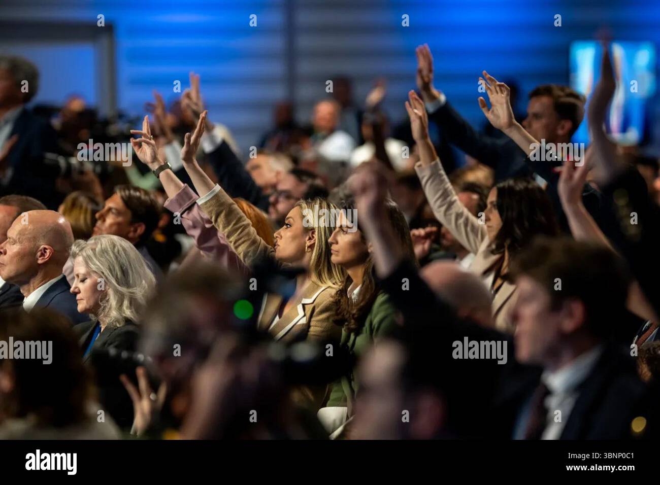 Les journalistes lèvent la main pour poser des questions au Sommet de l'OTAN de 2025 à la Haye. 25 juin 2025. Image publiée avec l'aimable autorisation de la Maison Blanche. Banque D'Images