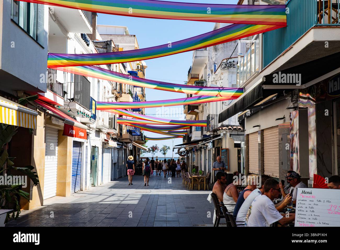 Une rue animée dans LGBT friendly Sitges, Espagne 30.06.2025 Banque D'Images