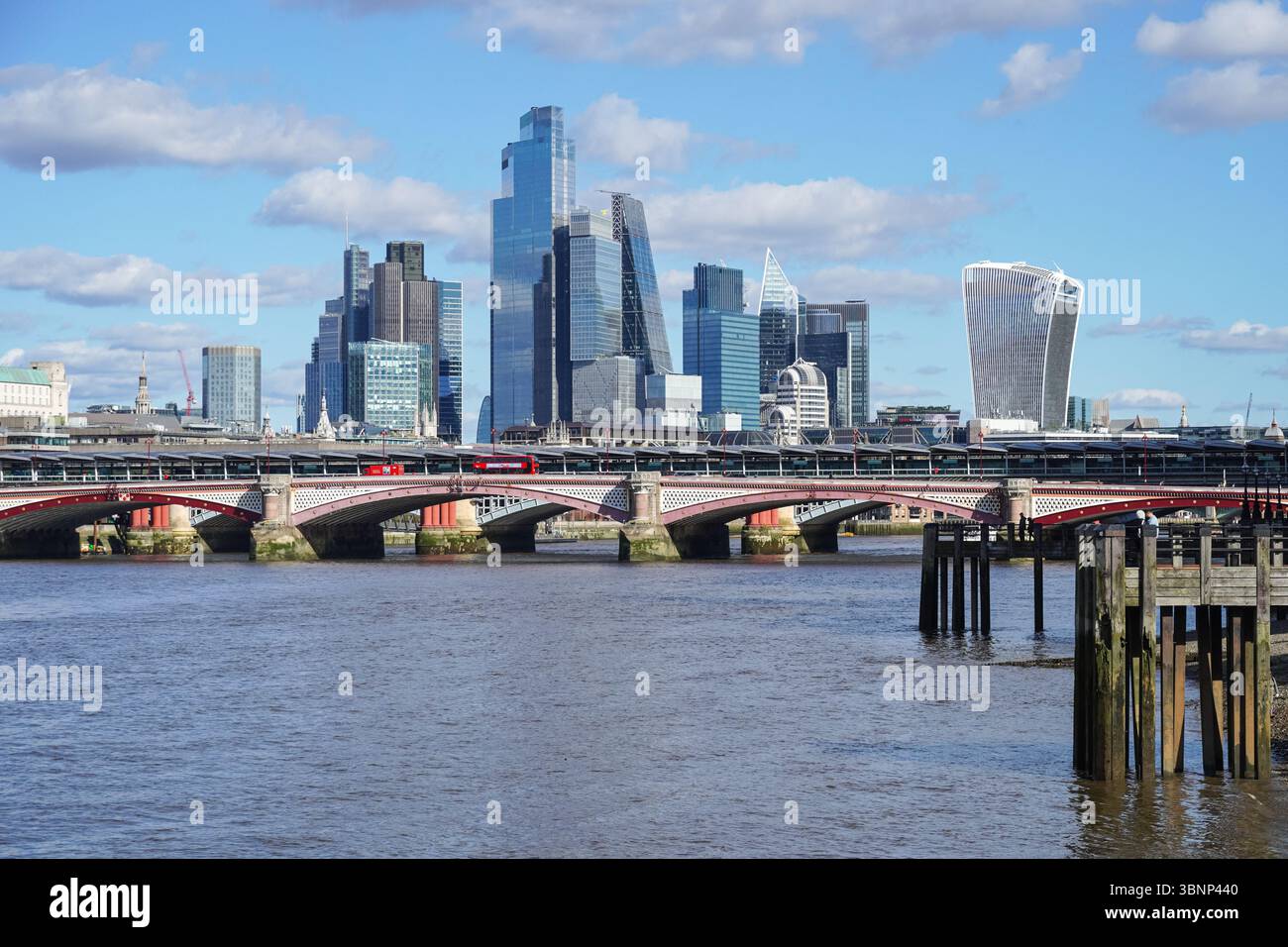 La City de Londres gratte-ciel avec le Blackfriars Bridge au-dessus de la Tamise, le quartier des affaires Square Mile à Londres, Royaume-Uni Banque D'Images