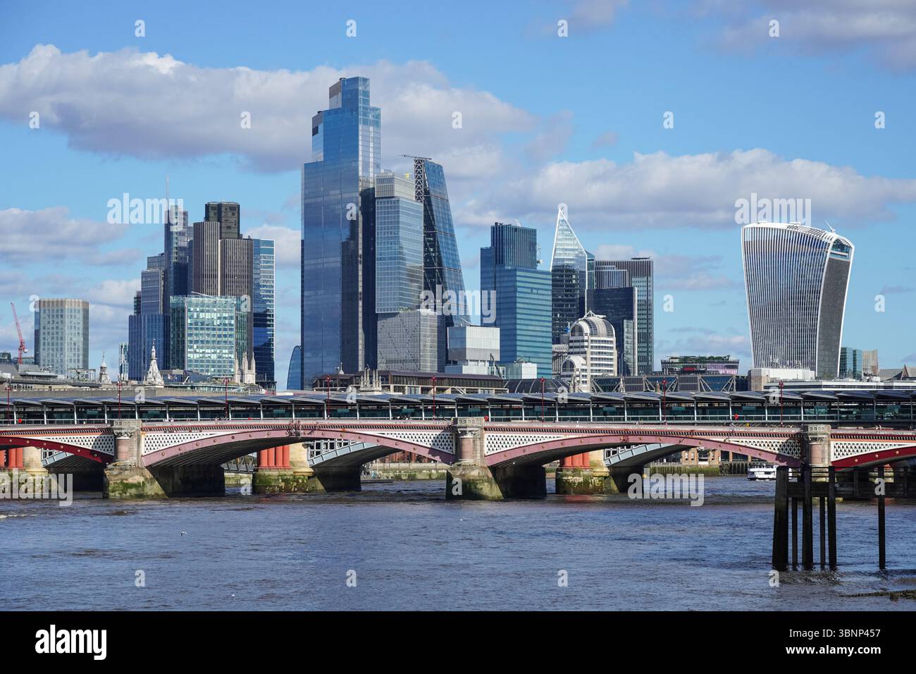 La City de Londres gratte-ciel avec le Blackfriars Bridge au-dessus de la Tamise, le quartier des affaires Square Mile à Londres, Royaume-Uni Banque D'Images