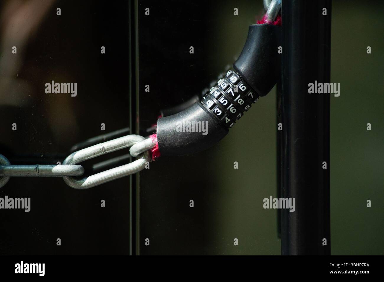 Chaîne métallique sécurisée par une serrure à combinaison moderne. Concept de sécurité, de confidentialité et de protection des biens. Banque D'Images