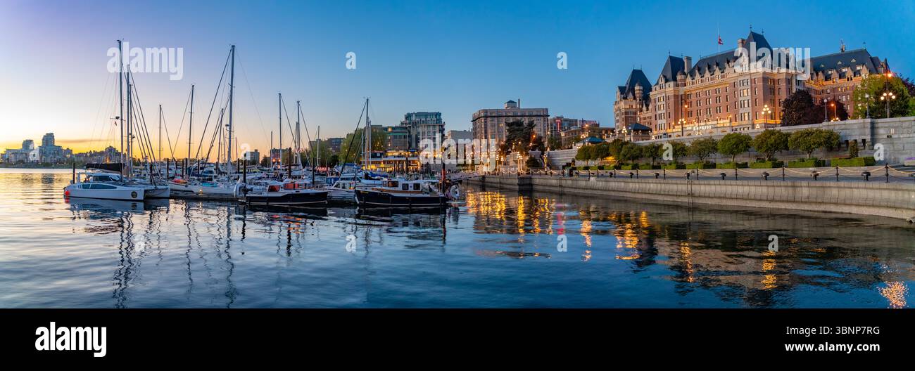 Panorama de l'hôtel Fairmont Empress et du port intérieur en soirée à Victoria, Canada Banque D'Images