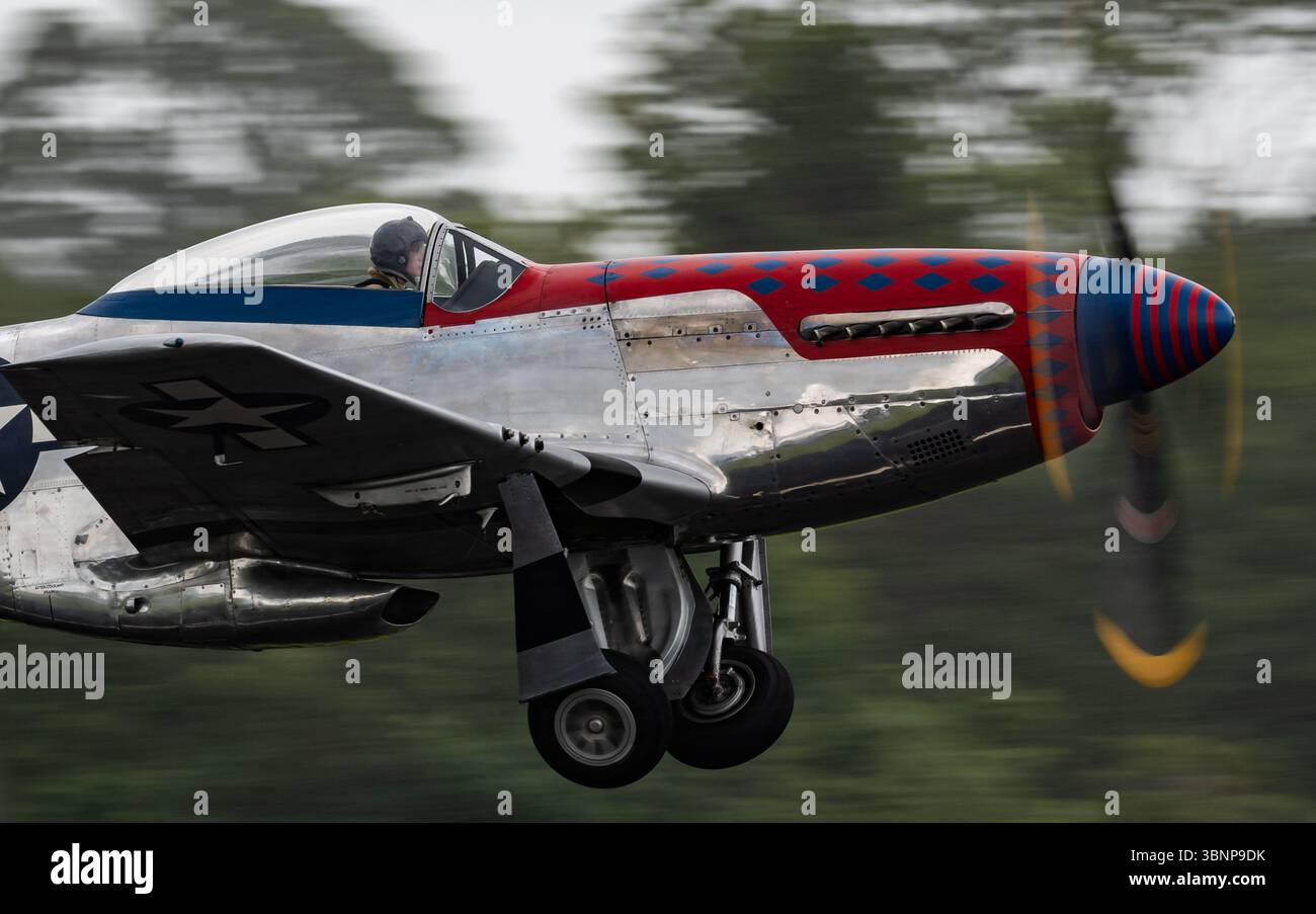 North American P-51D Mustang décolle pour être exposé au salon aéronautique de Cosford de 2025 sur la RAF. Crédit JTW Aviation images / Alamy. Banque D'Images