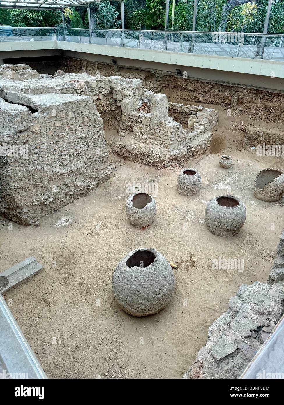 Ruines antiques préservées sous une structure protectrice à Athènes, en Grèce, reflétant le profond héritage historique de la ville. Banque D'Images