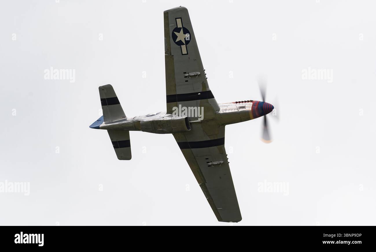 North American P-51D Mustang décolle pour être exposé au salon aéronautique de Cosford de 2025 sur la RAF. Crédit JTW Aviation images / Alamy. Banque D'Images