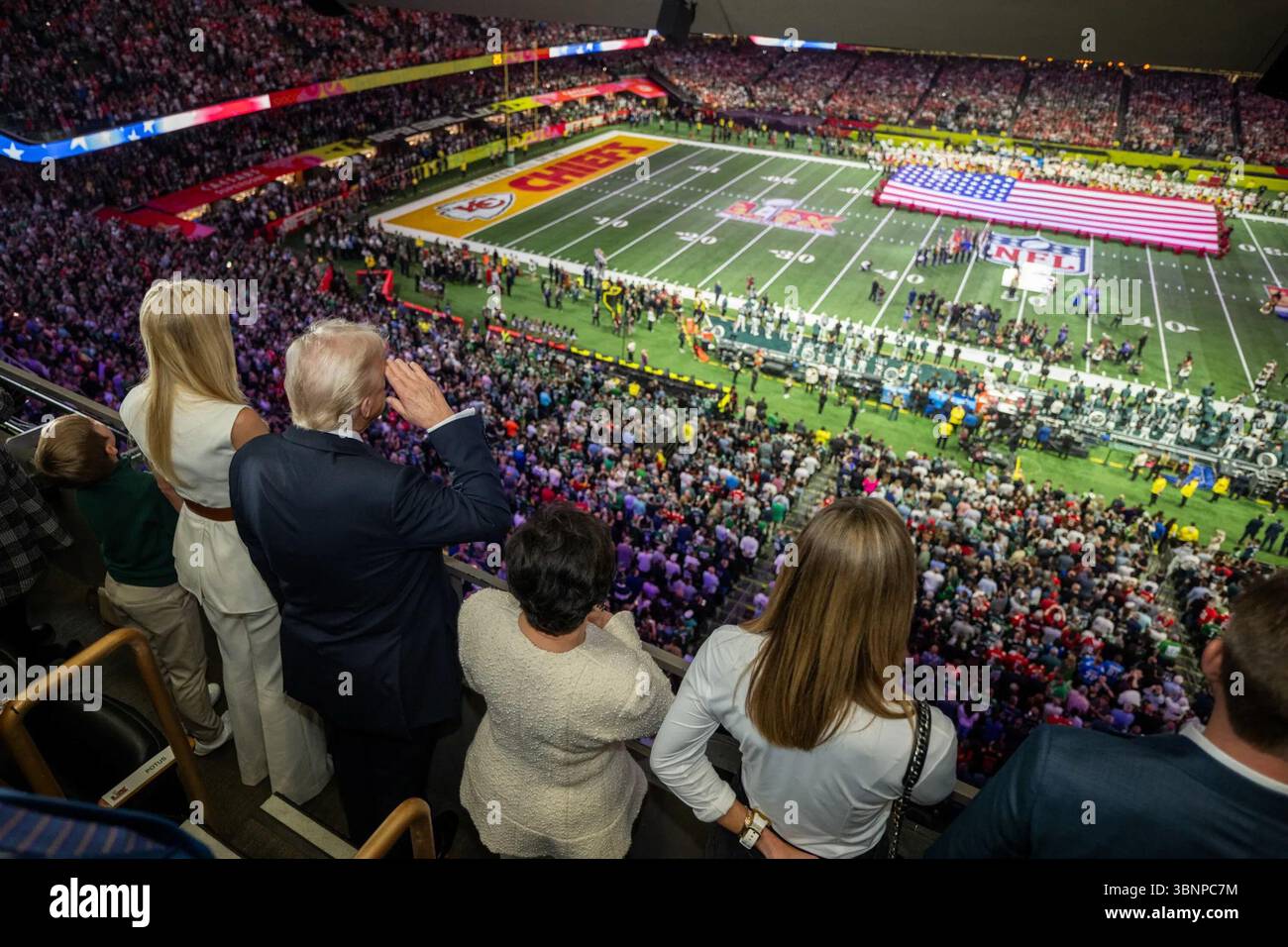 Le président Donald Trump salue alors que l’hymne national joue avant le coup d’envoi du Super Bowl LIX le 9 février 2025, à la Nouvelle-Orléans. Image reproduite avec l'aimable autorisation de la Maison Blanche. Banque D'Images