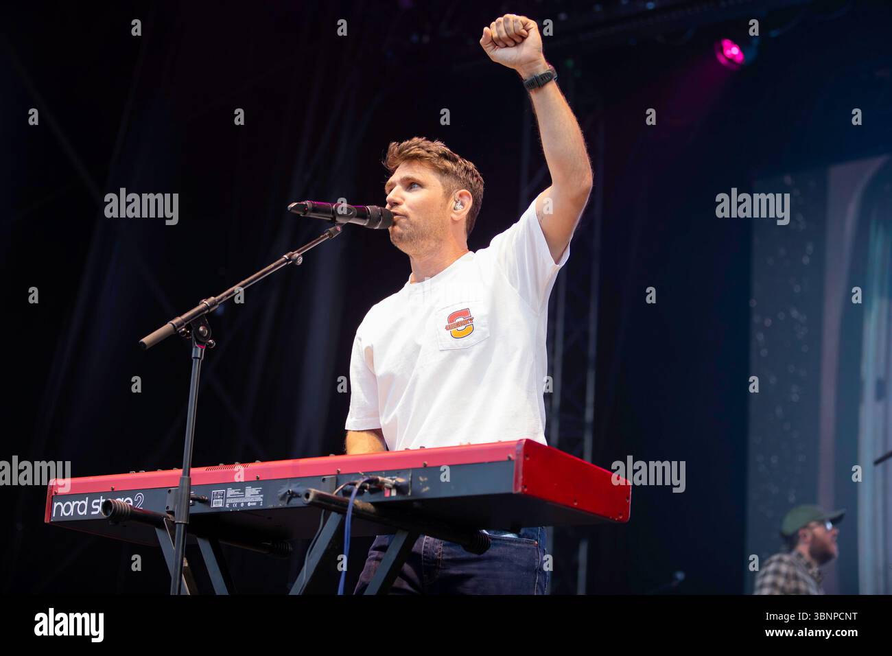 Leeds, Angleterre, 3 juillet 2025. Scouting for Girls soutenant Mika à Millennium Square Leeds Summer Series 2025. Izzy Clayton/Alamy Live News Banque D'Images