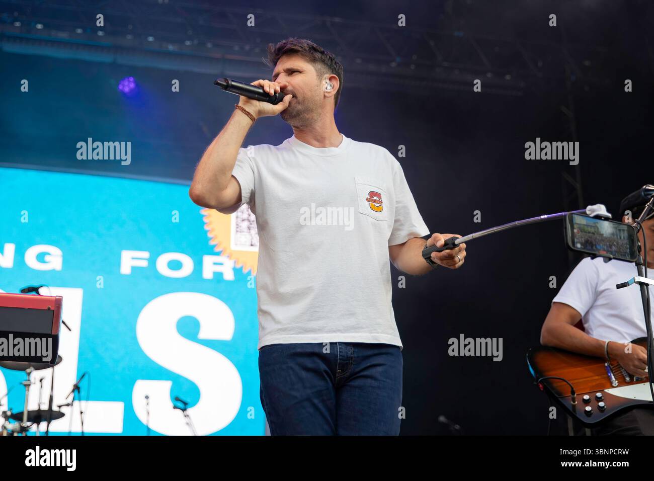 Leeds, Angleterre, 3 juillet 2025. Scouting for Girls soutenant Mika à Millennium Square Leeds Summer Series 2025. Izzy Clayton/Alamy Live News Banque D'Images