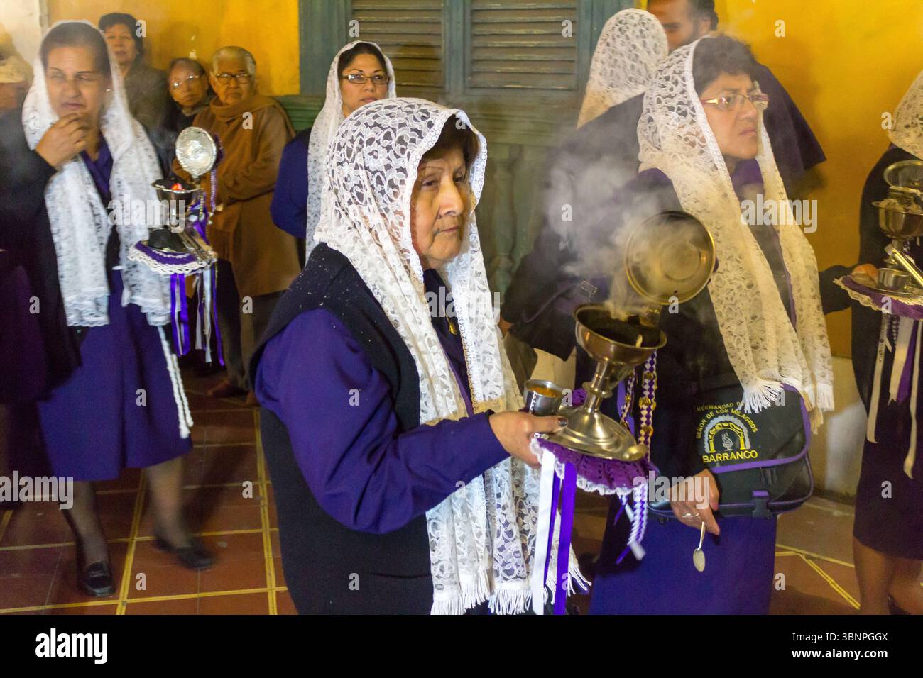 Une procession catholique à Barranco, Lima, PerúPeruvians Banque D'Images
