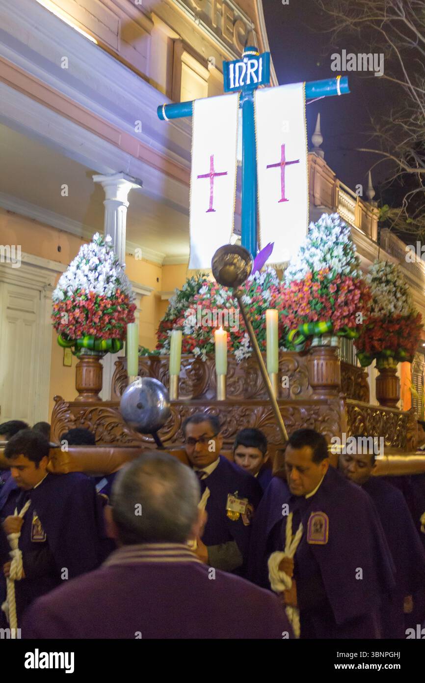 Une procession catholique à Barranco, Lima, PerúPeruvians Banque D'Images