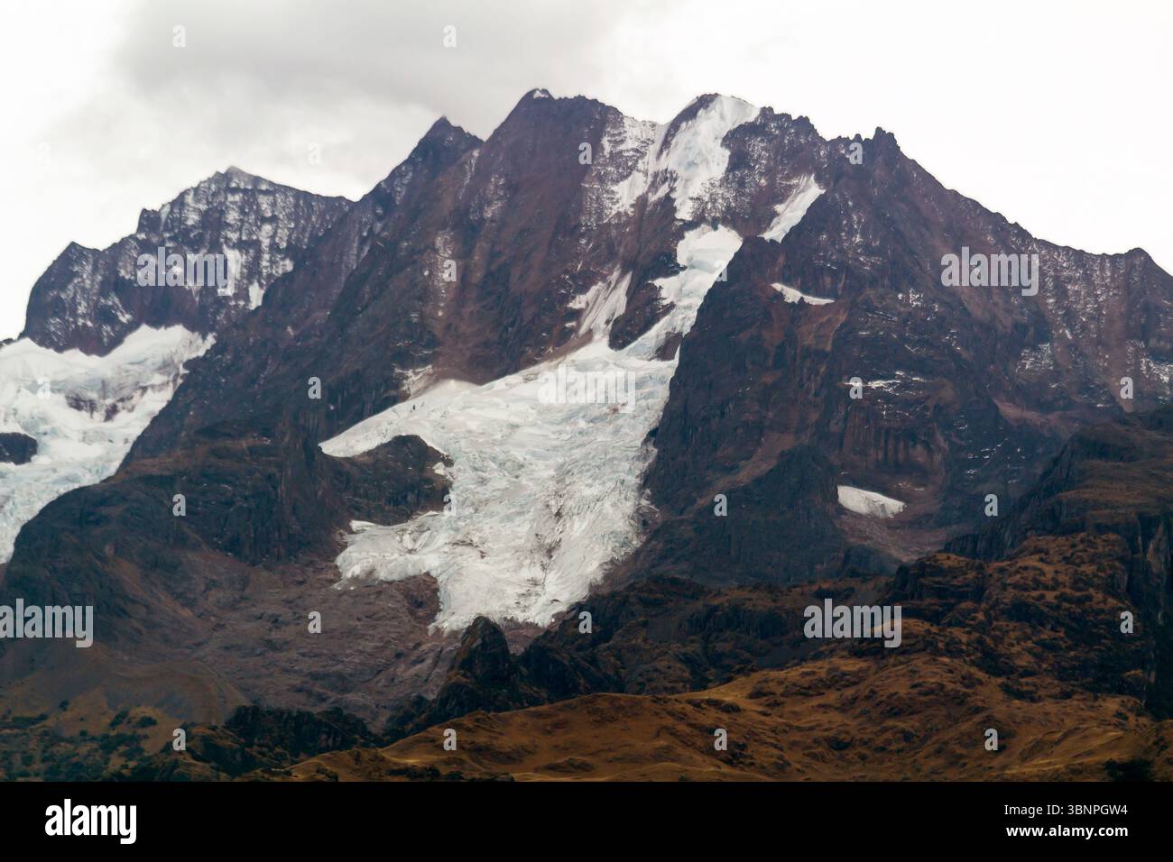 Vue panoramique depuis la Cordillère des Andes, regardant certains des plus hauts sommets, Perú Banque D'Images Vue panoramique depuis la Cordillère des Andes, regardant certains des plus hauts sommets, Perú Banque D'Images