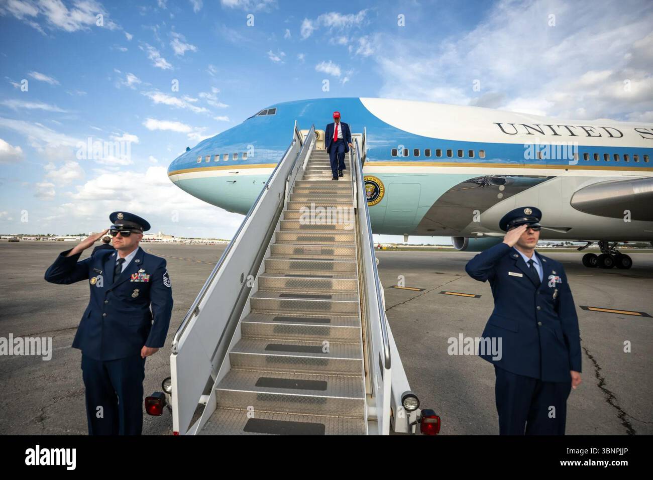 Le président Donald Trump débarque de Air Force One à son arrivée pour le Daytona 500 le 16 février 2025, à l’aéroport international de Daytona Beach en Floride. Banque D'Images