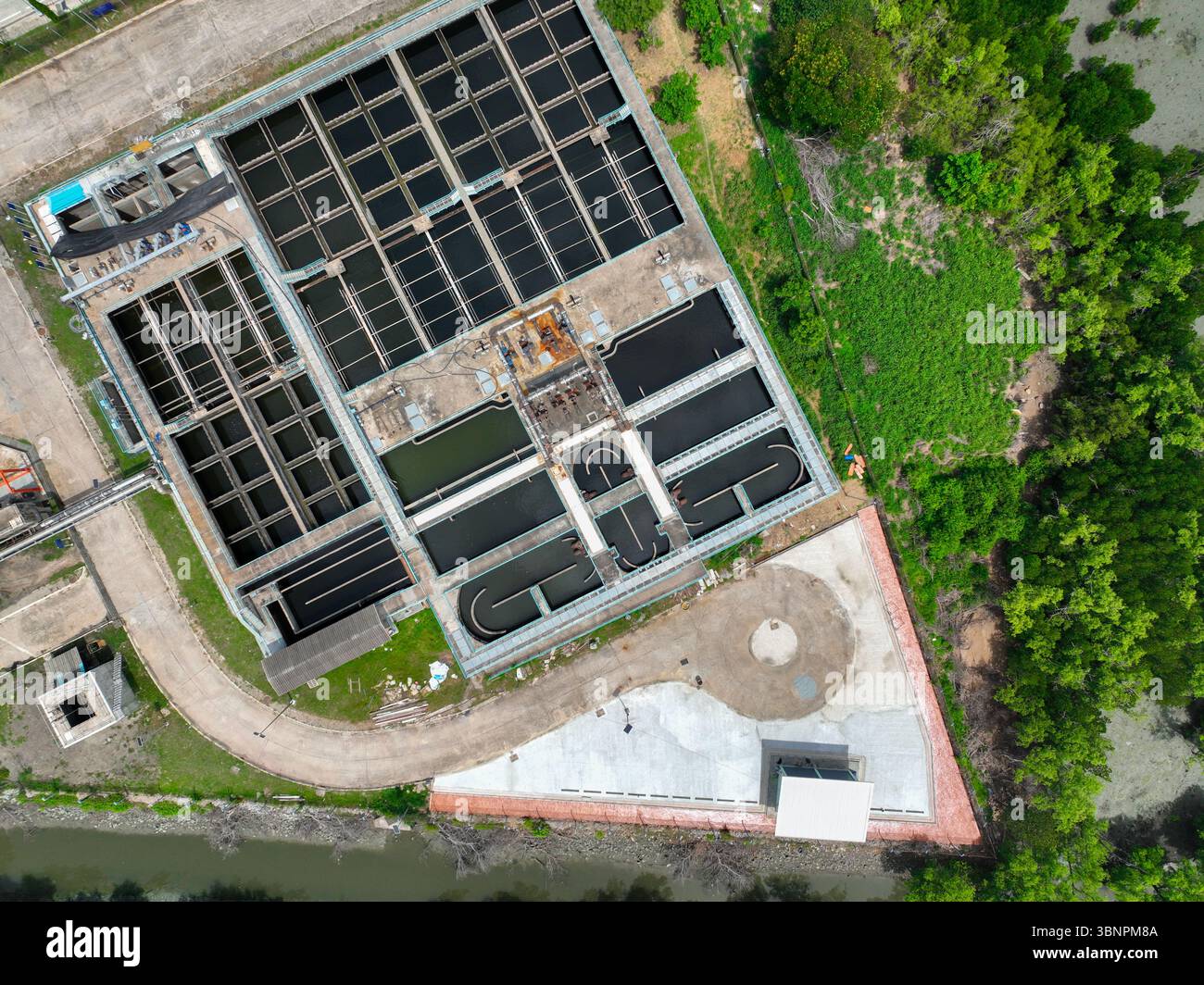 Installation de traitement de l'eau. Systèmes de gestion durable de l'eau. Station municipale de purification de l'eau avec piscines de traitement et installations de traitement. Banque D'Images