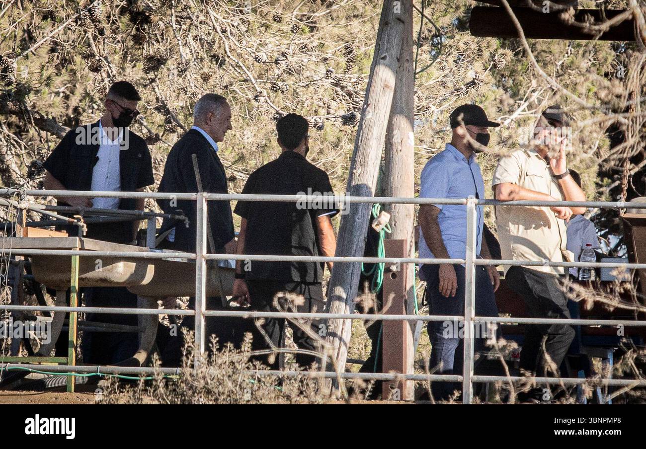 Visite du premier ministre israélien Benjamin Netanyahu au kibboutz Nir Oz à la frontière de la bande de Gaza jeudi 3 juillet 2025. Netanyahu a effectué sa première visite depuis le massacre du 7 octobre dans la communauté frontalière de Gaza du kibboutz Nir Oz – près de 21 mois après l’assaut mené par le Hamas qui a laissé un résident sur quatre assassiné ou enlevé – et a été accueilli à l’entrée par une pancarte indiquant « abandon de M. » et par des survivants en colère l’accusant de chercher la rédemption politique sans jamais reconnaître l’échec de l’État à les protéger. Photo par Eyal Warshavsky. Banque D'Images